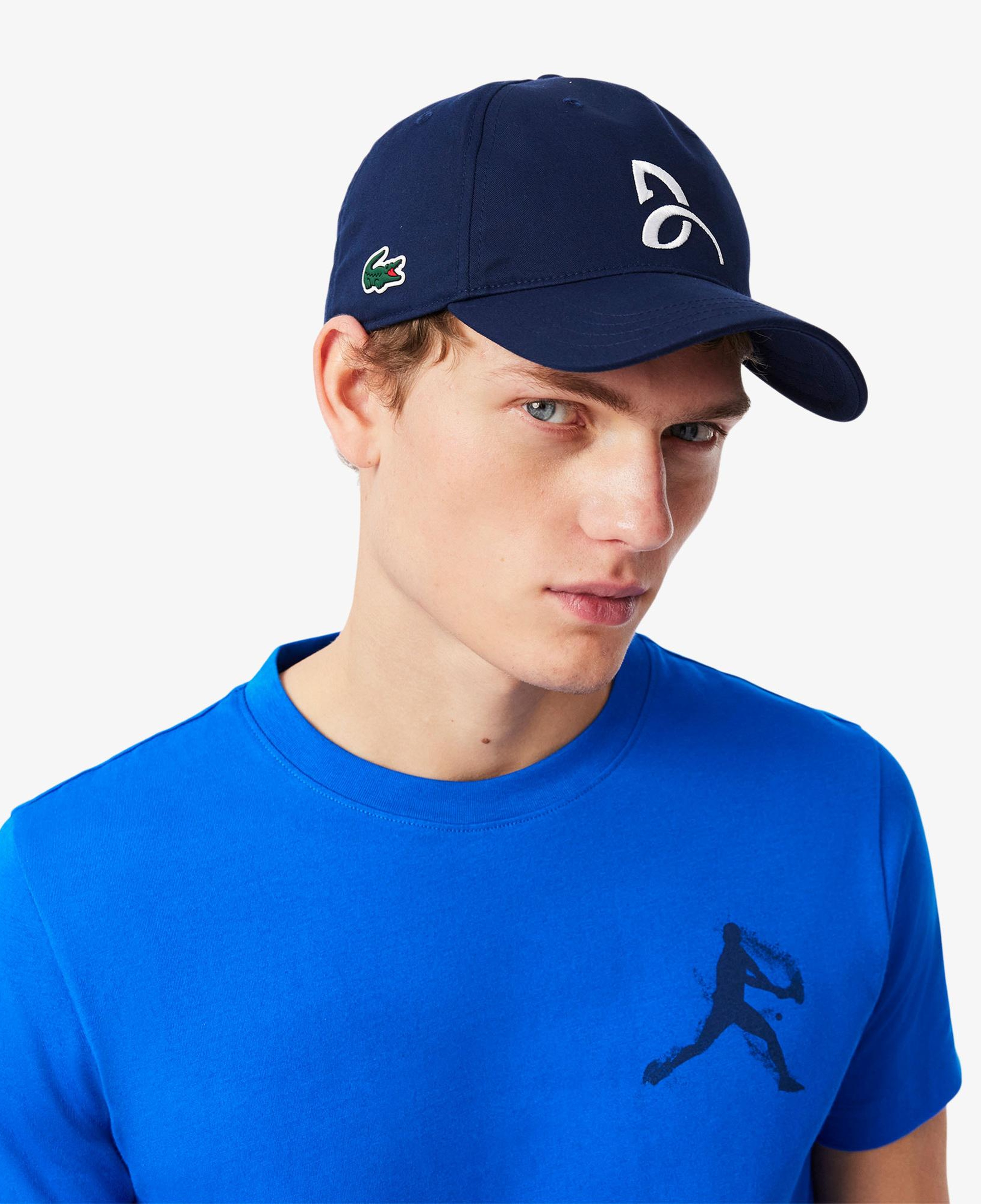 Lacoste Tennis x Novak Djokovic Erkek Regular Fit Bisiklet Yaka Baskılı Lacivert T-Shirt & Şapka Seti