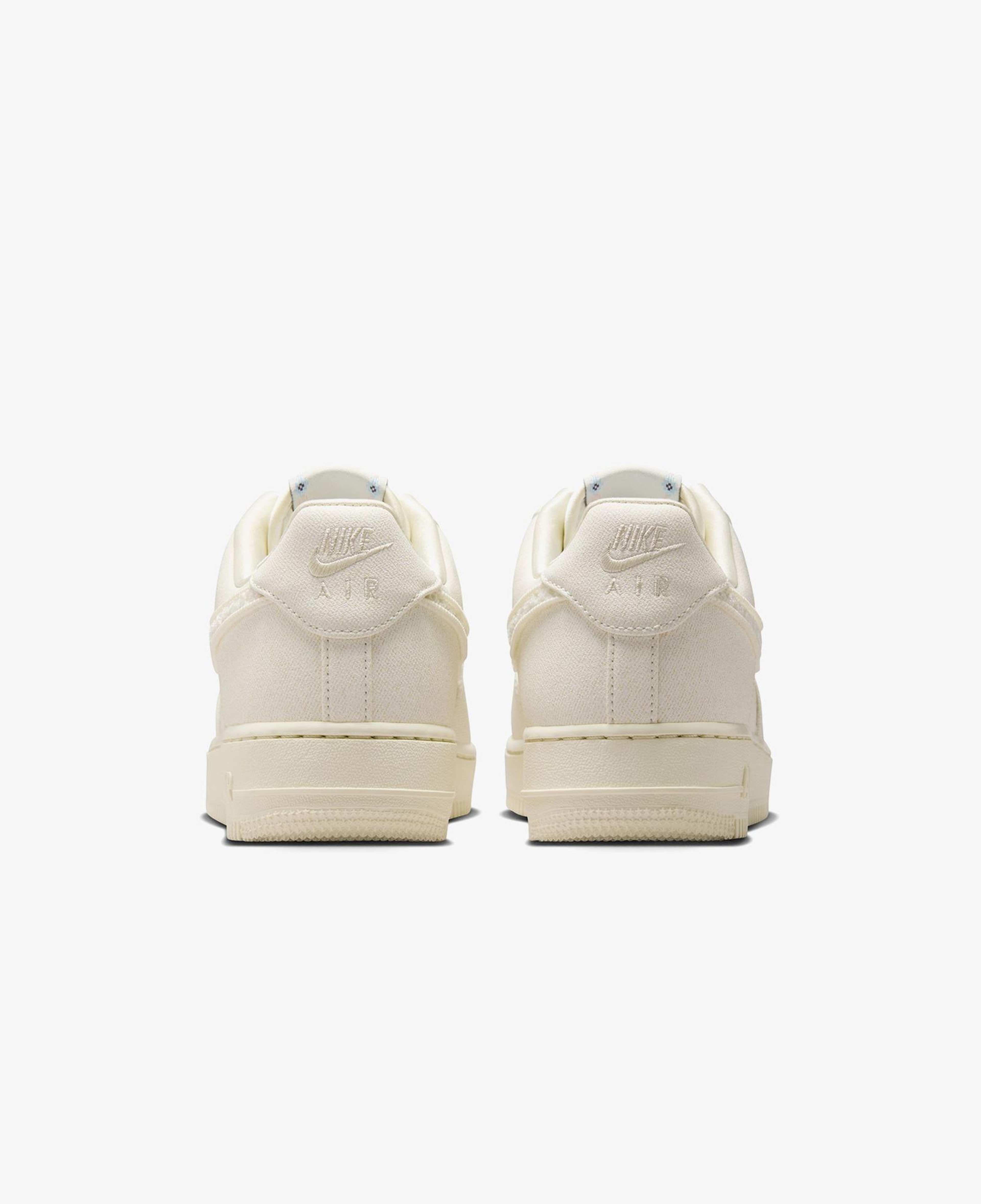 Nike Air Force 1 '07 LX Kadın Krem Rengi Spor Ayakkabı