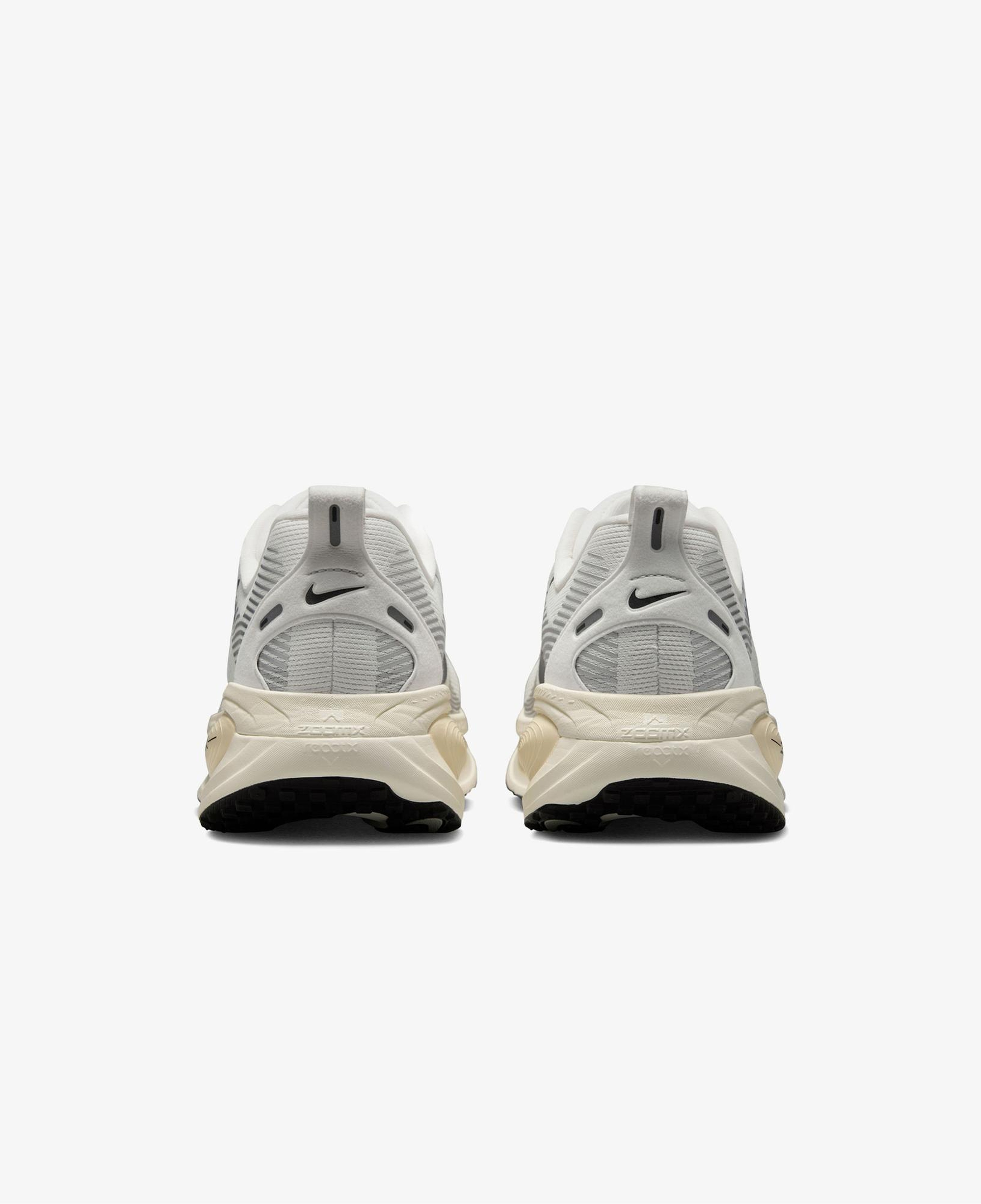 Nike Vomero 18 Erkek Gri Koşu Ayakkabısı