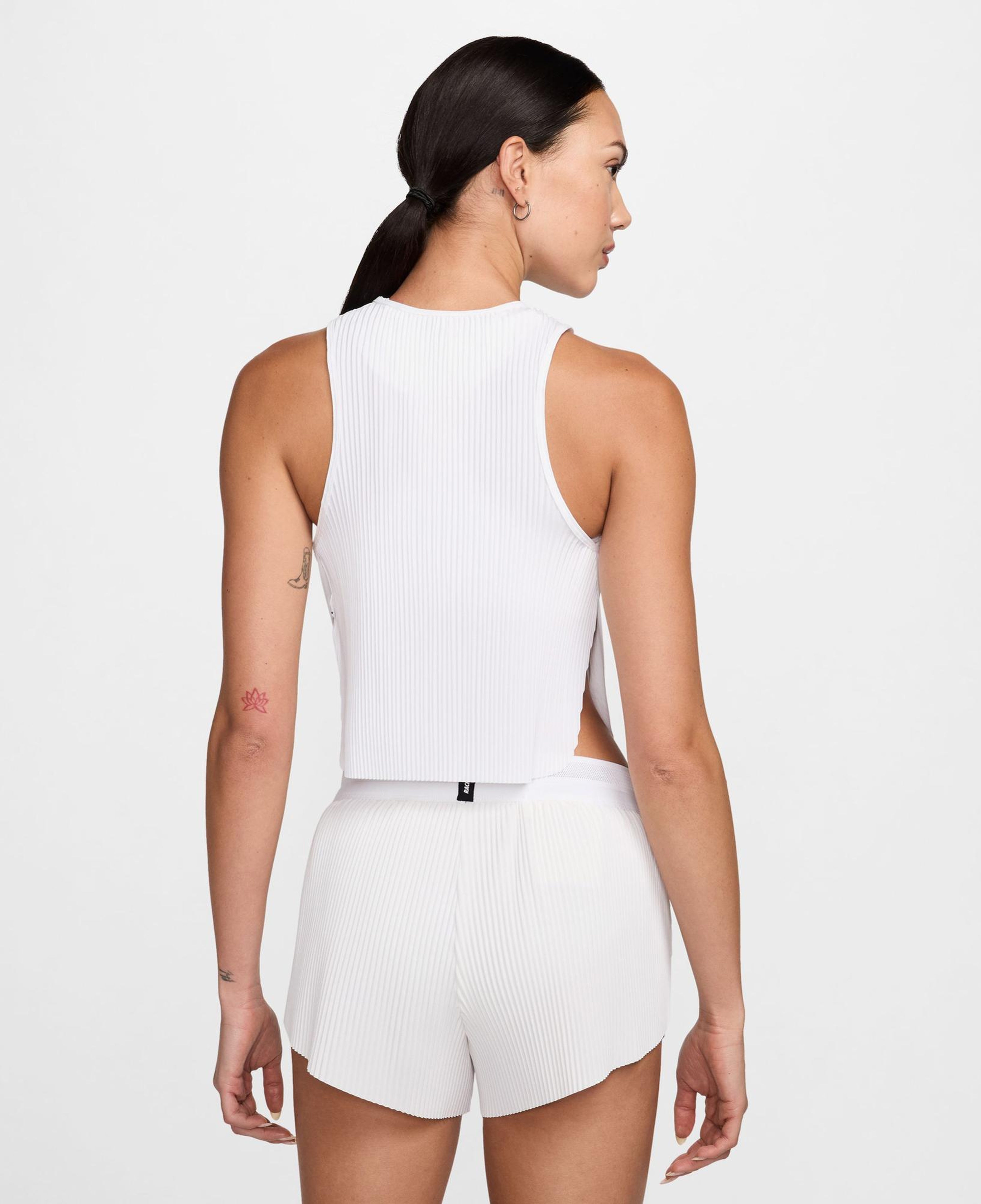 Nike AeroSwift Dri-Fit Adventure Kadın Beyaz Crop T-Shirt