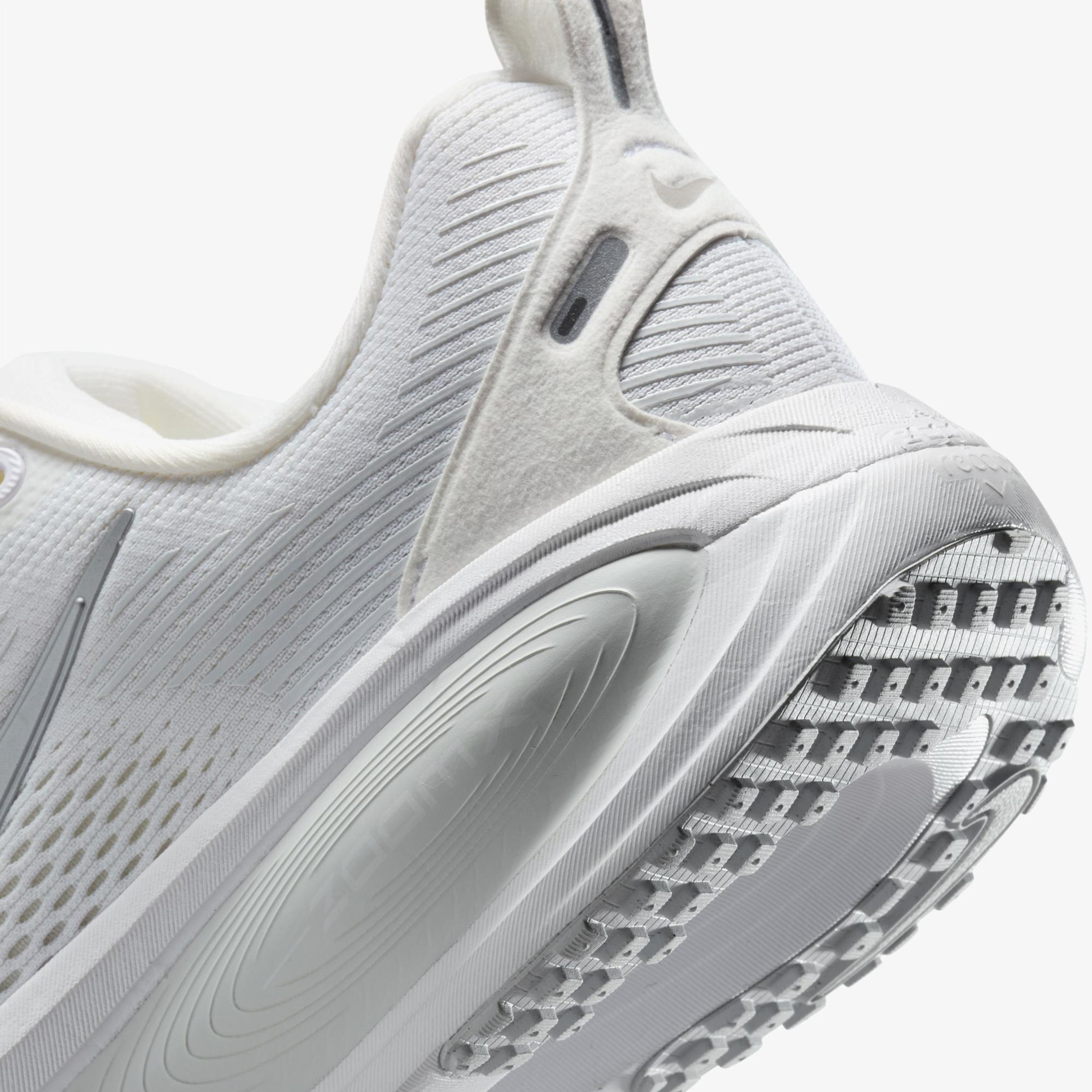 Nike Vomero 18 Kadın Beyaz Koşu Ayakkabısı