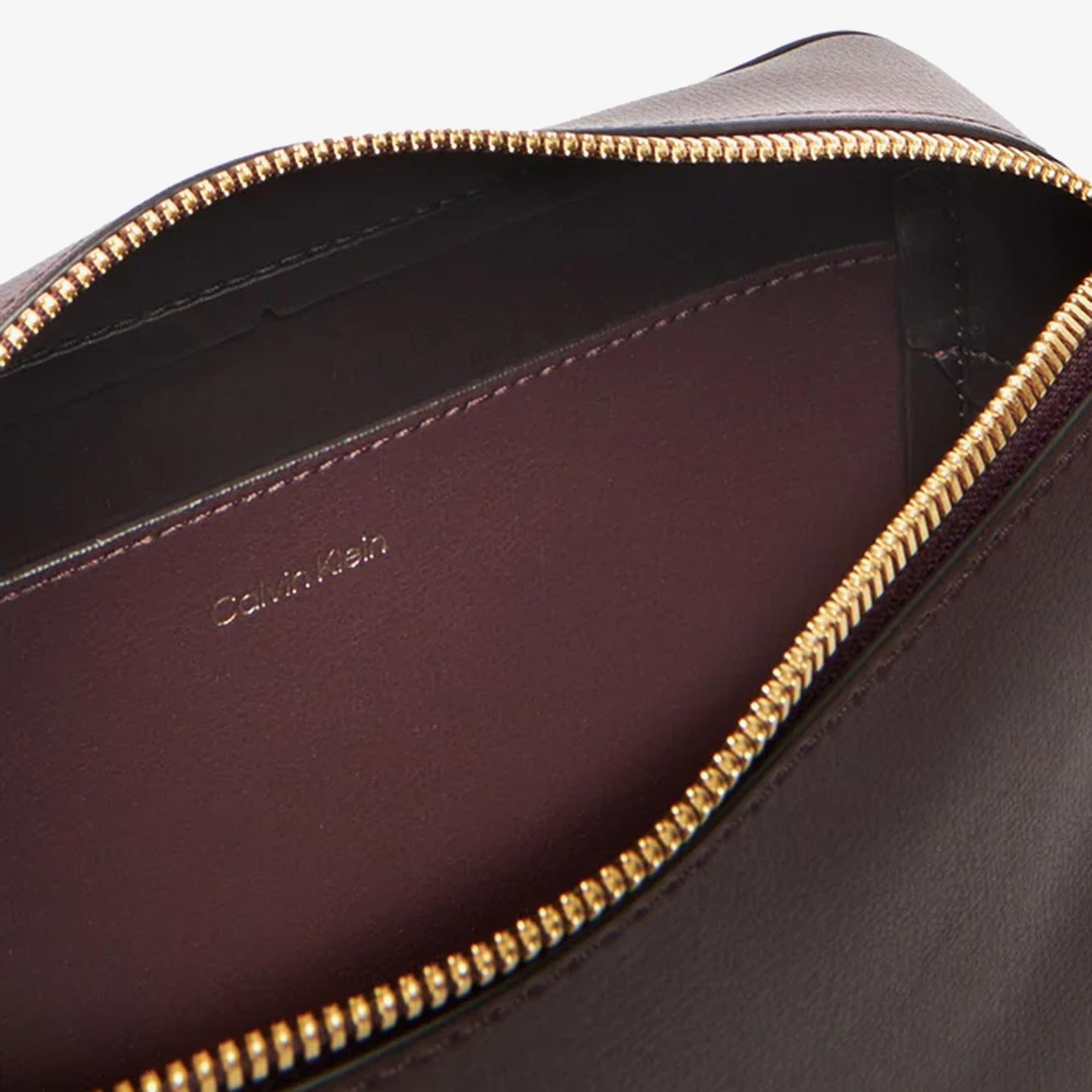 Calvin Klein Foil Logo Elongated Camera Kadın Kahverengi Çapraz Çanta