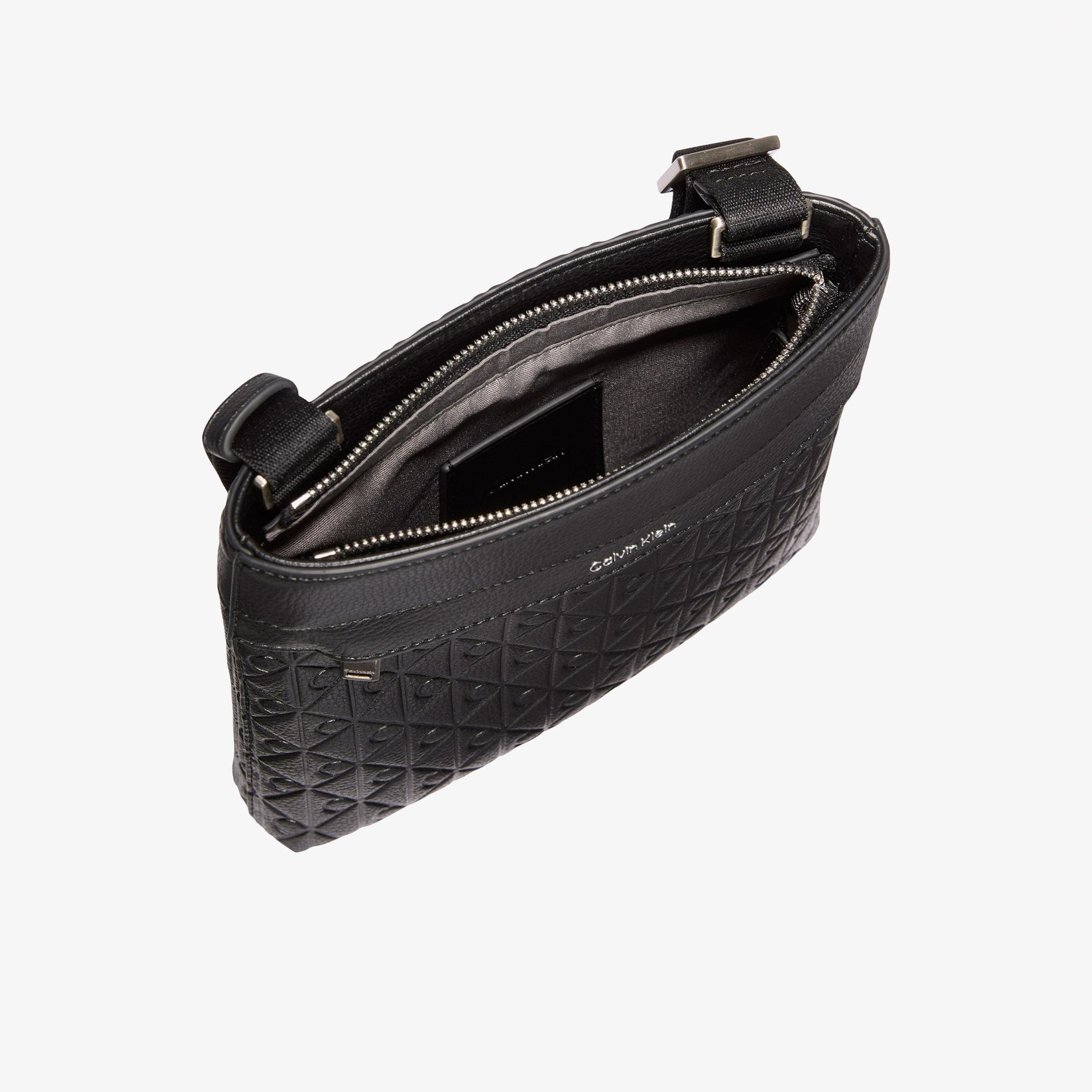 Calvin Klein Emblem Emboss Flatpack Erkek Siyah Çapraz Çanta
