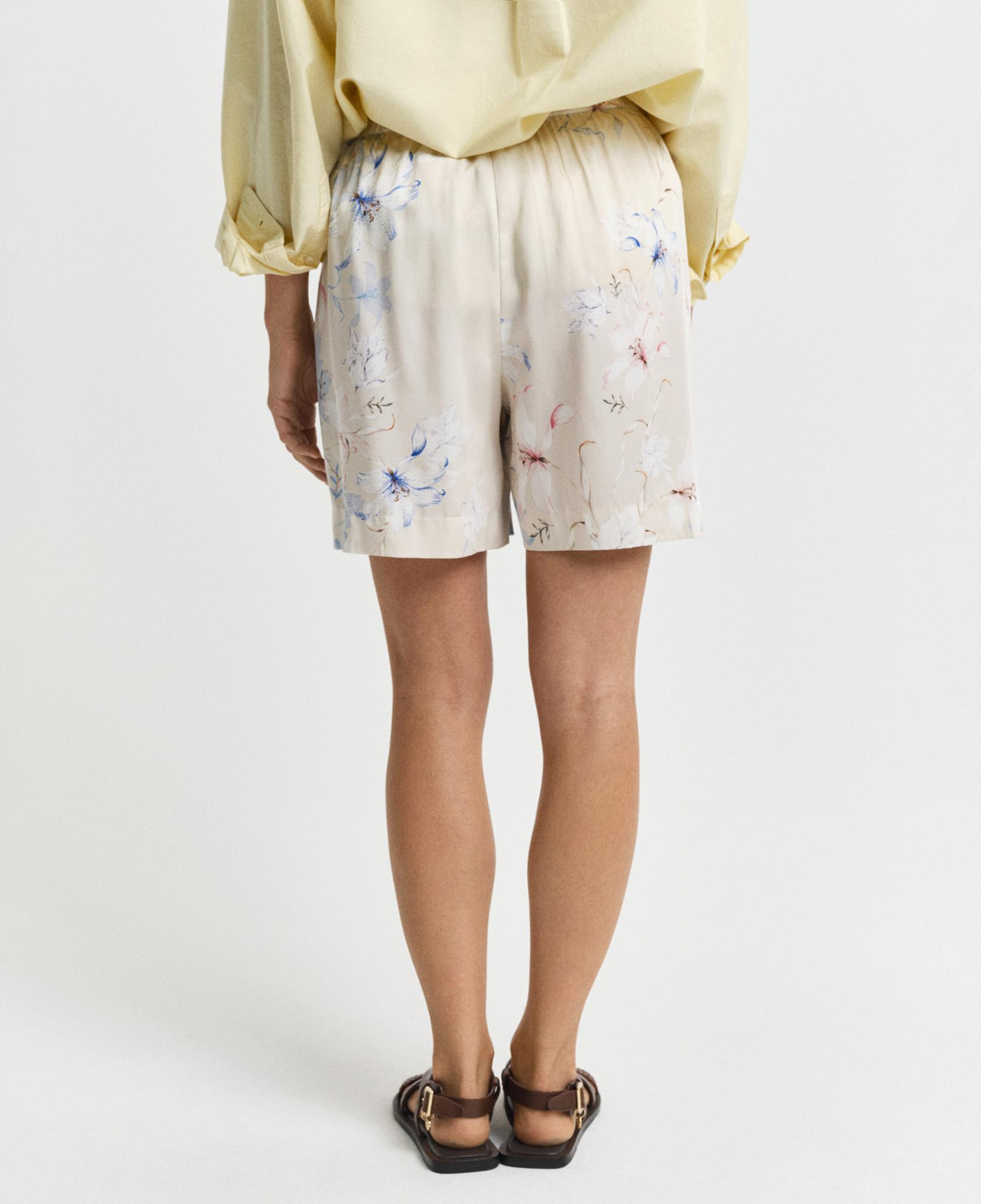 GANT Kadın Krem Relaxed Fit Desenli Şort