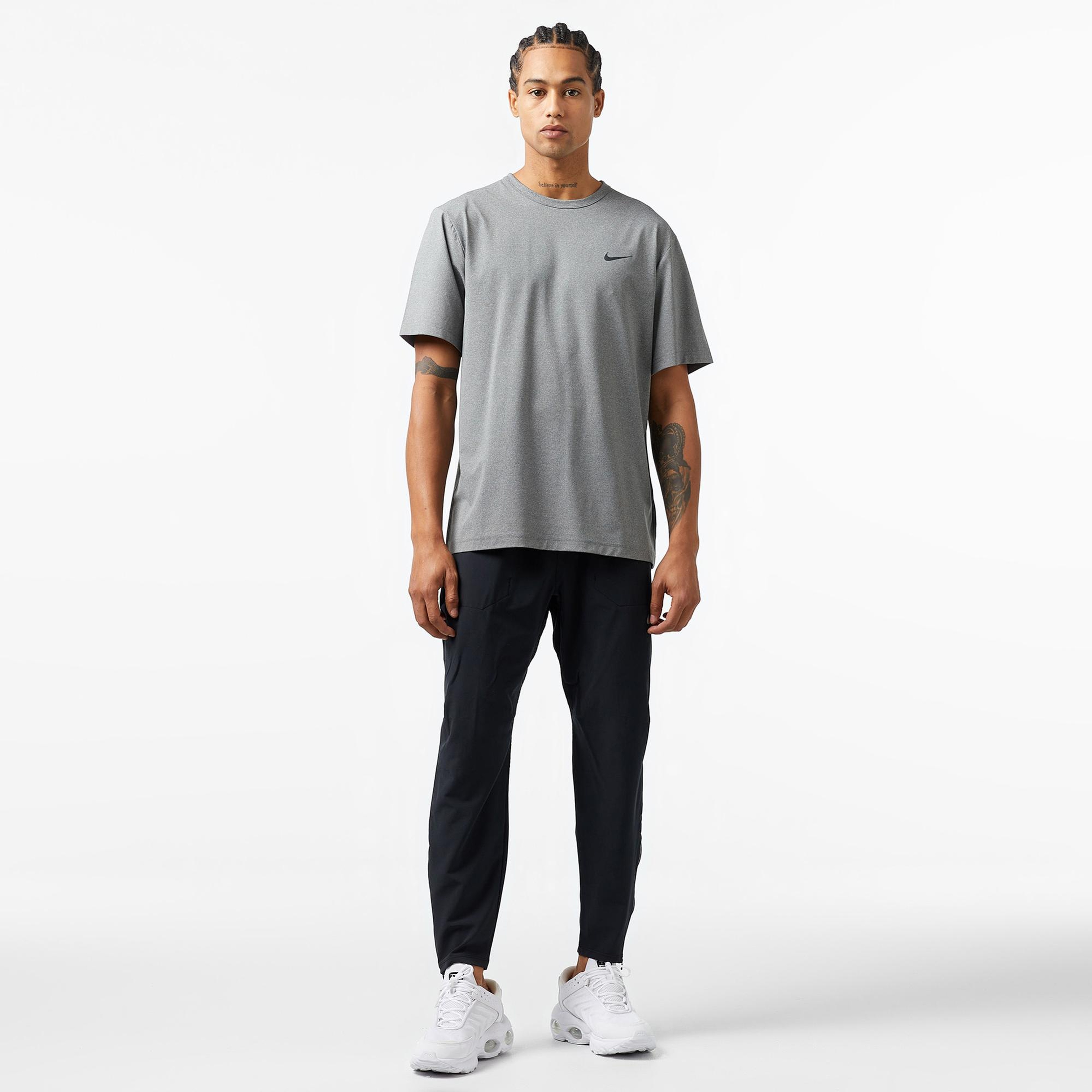 Nike Dri-Fit Hyverse Erkek Gri T-Shirt