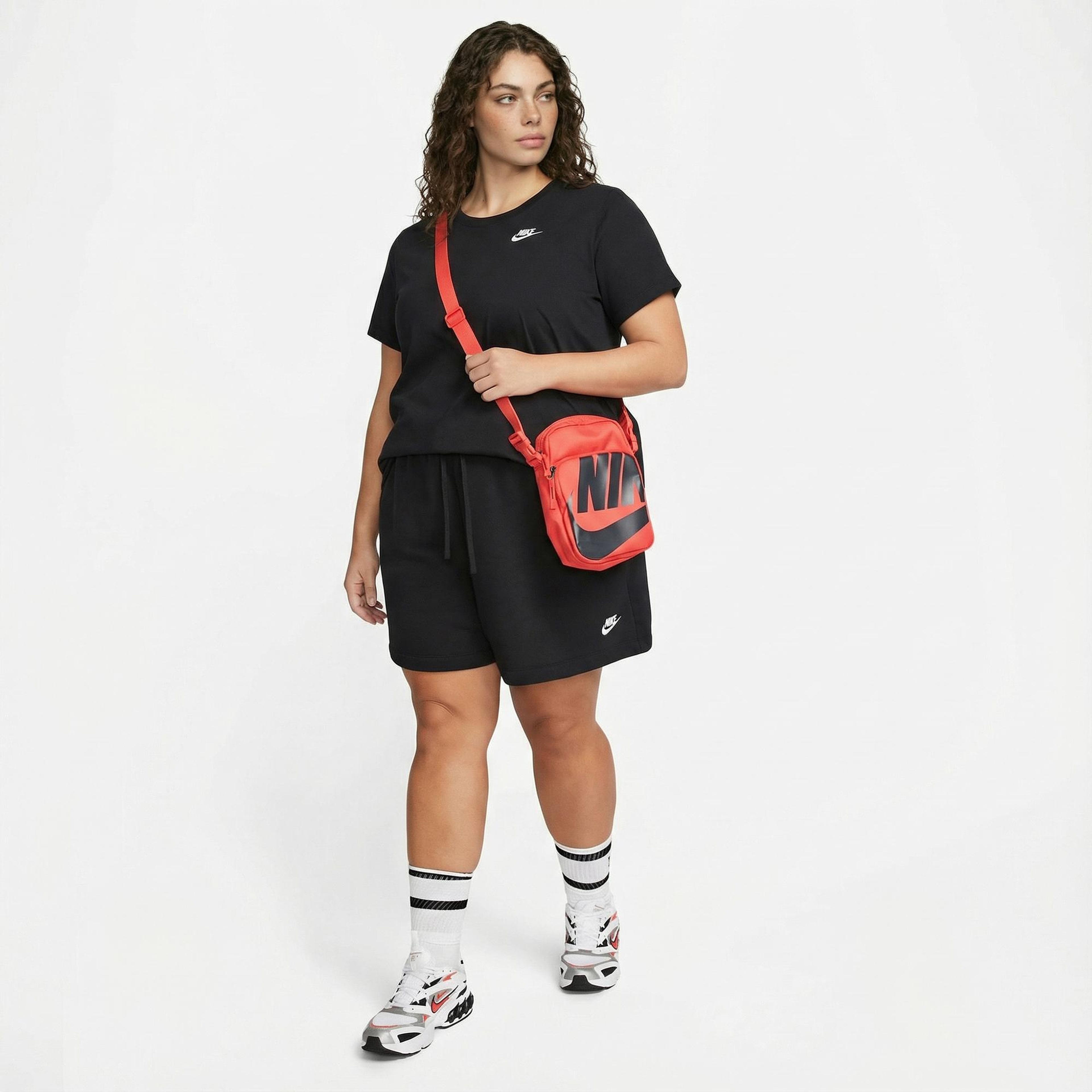 Nike Sportswear Club Essentials Kadın Siyah T-Shirt