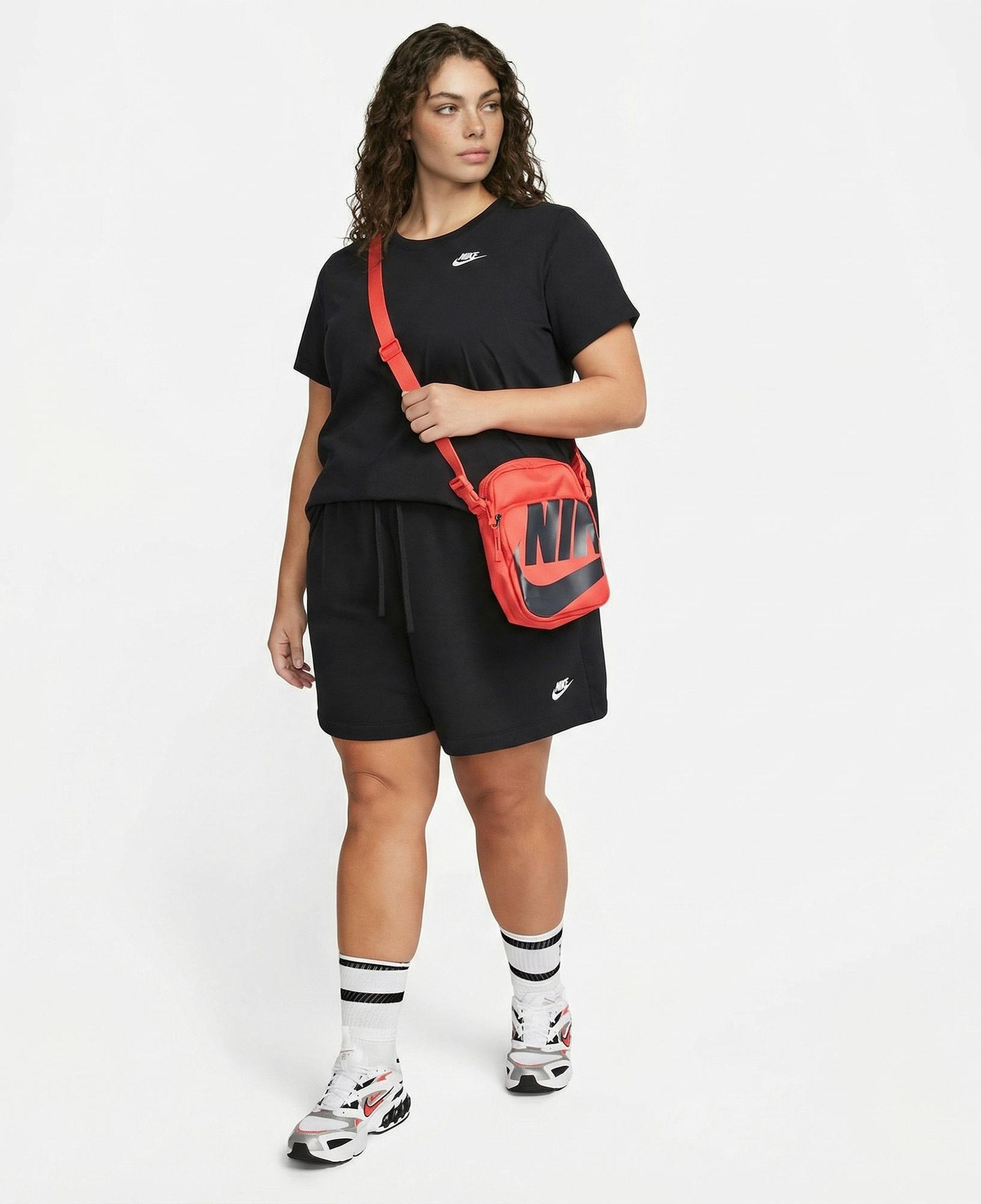 Nike Sportswear Club Essentials Kadın Siyah T-Shirt