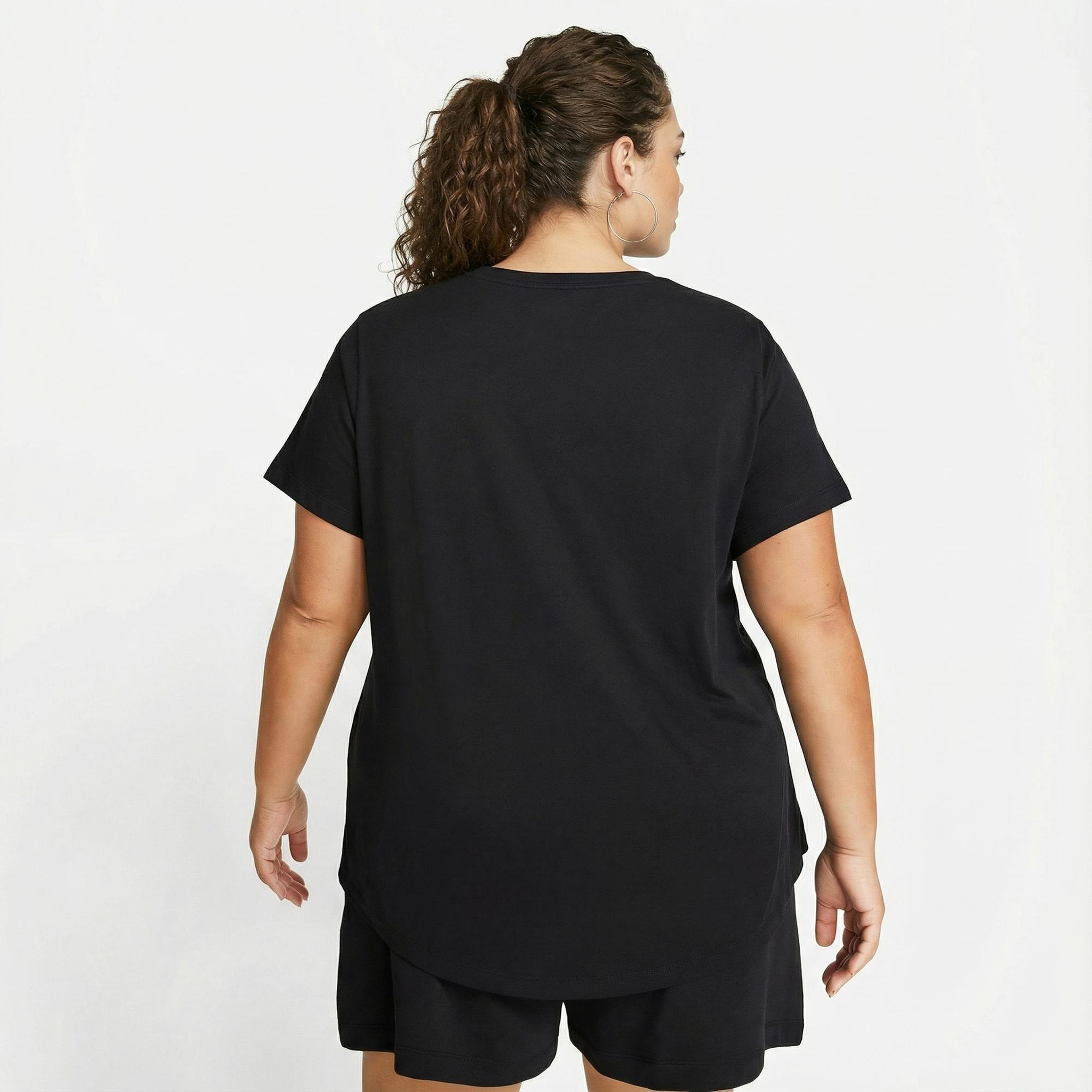 Nike Sportswear Club Essentials Kadın Siyah T-Shirt