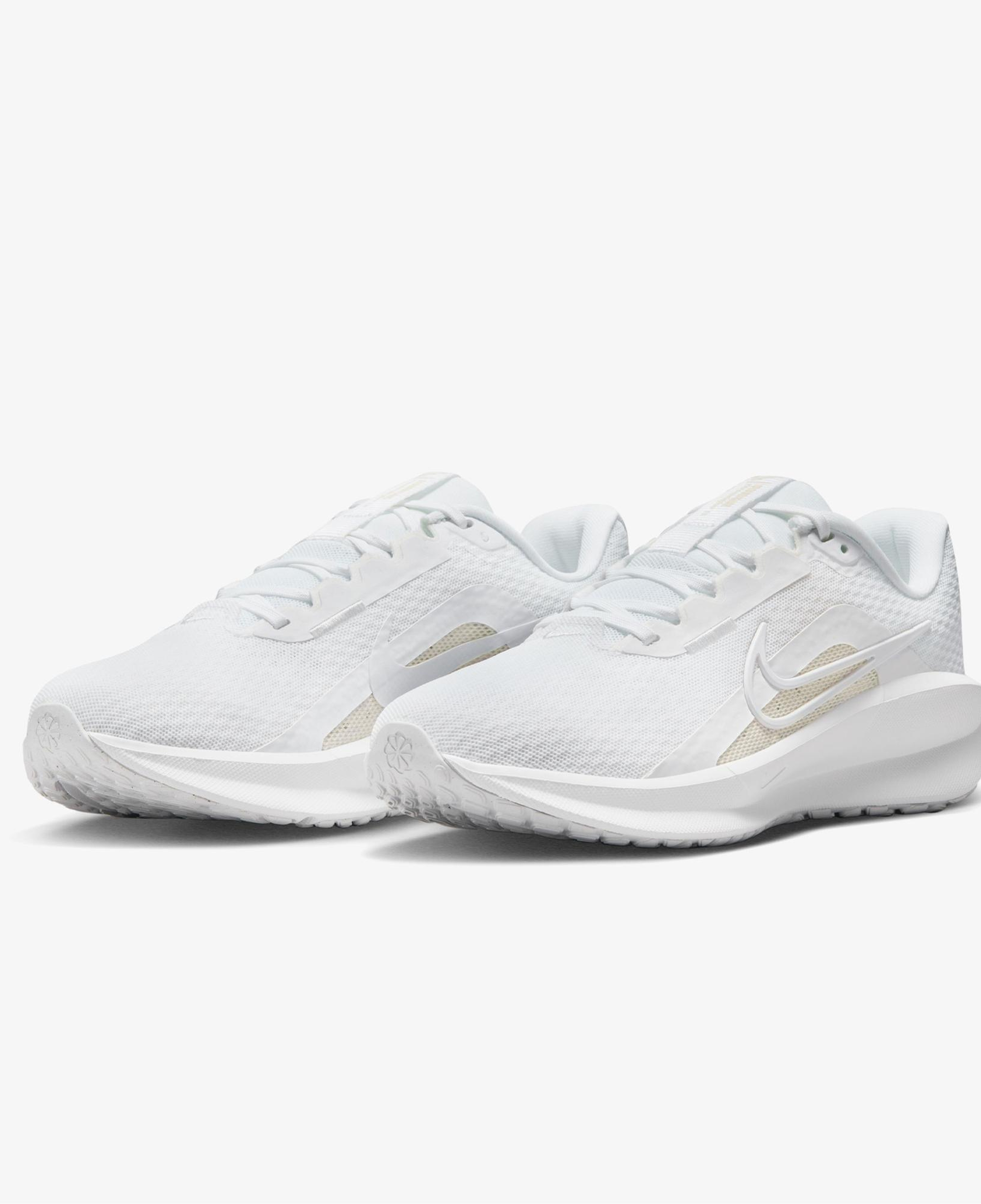 Nike Downshifter 13 Kadın Beyaz Koşu Ayakkabısı