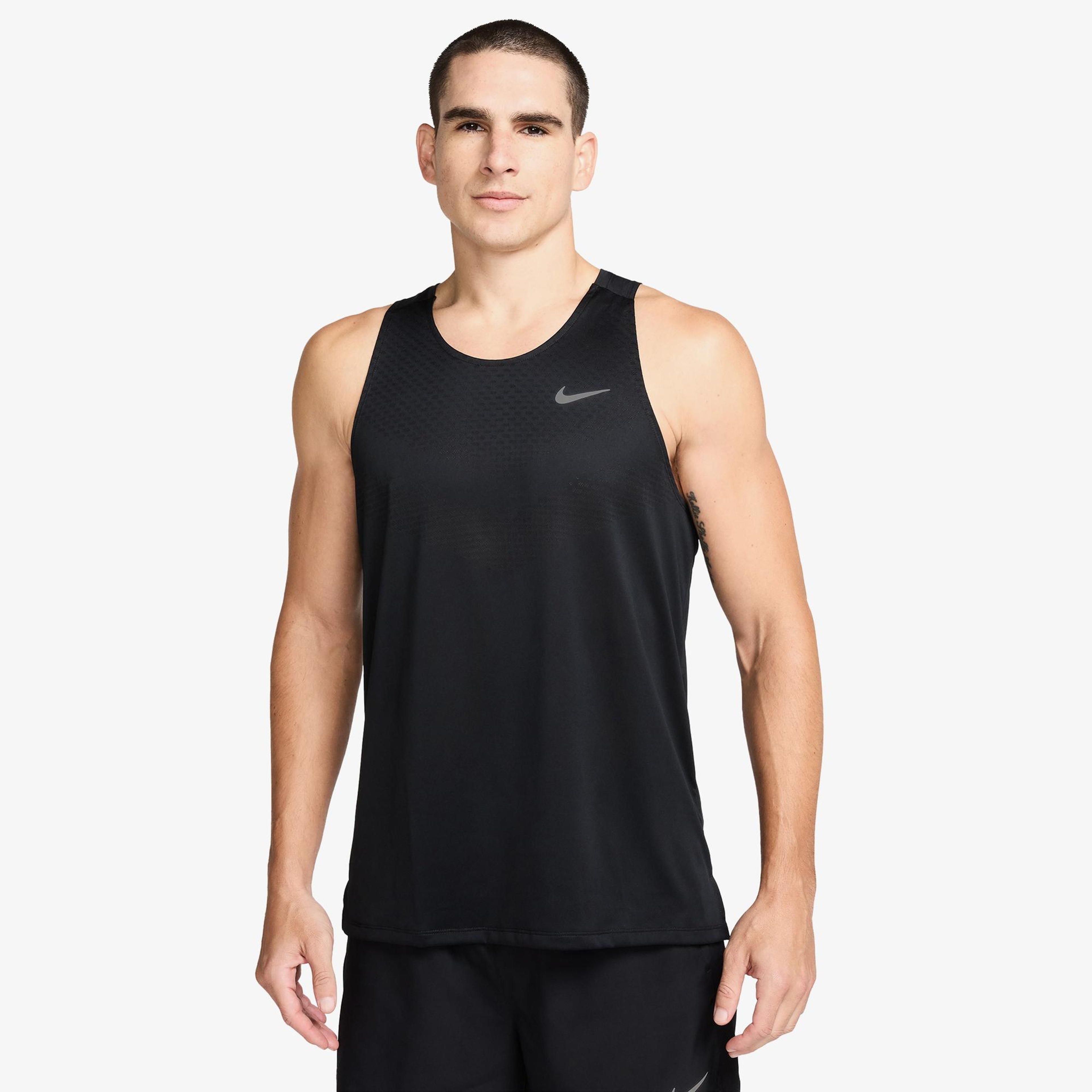 Nike Dri-Fit Stride Erkek Siyah Kolsuz T-Shirt