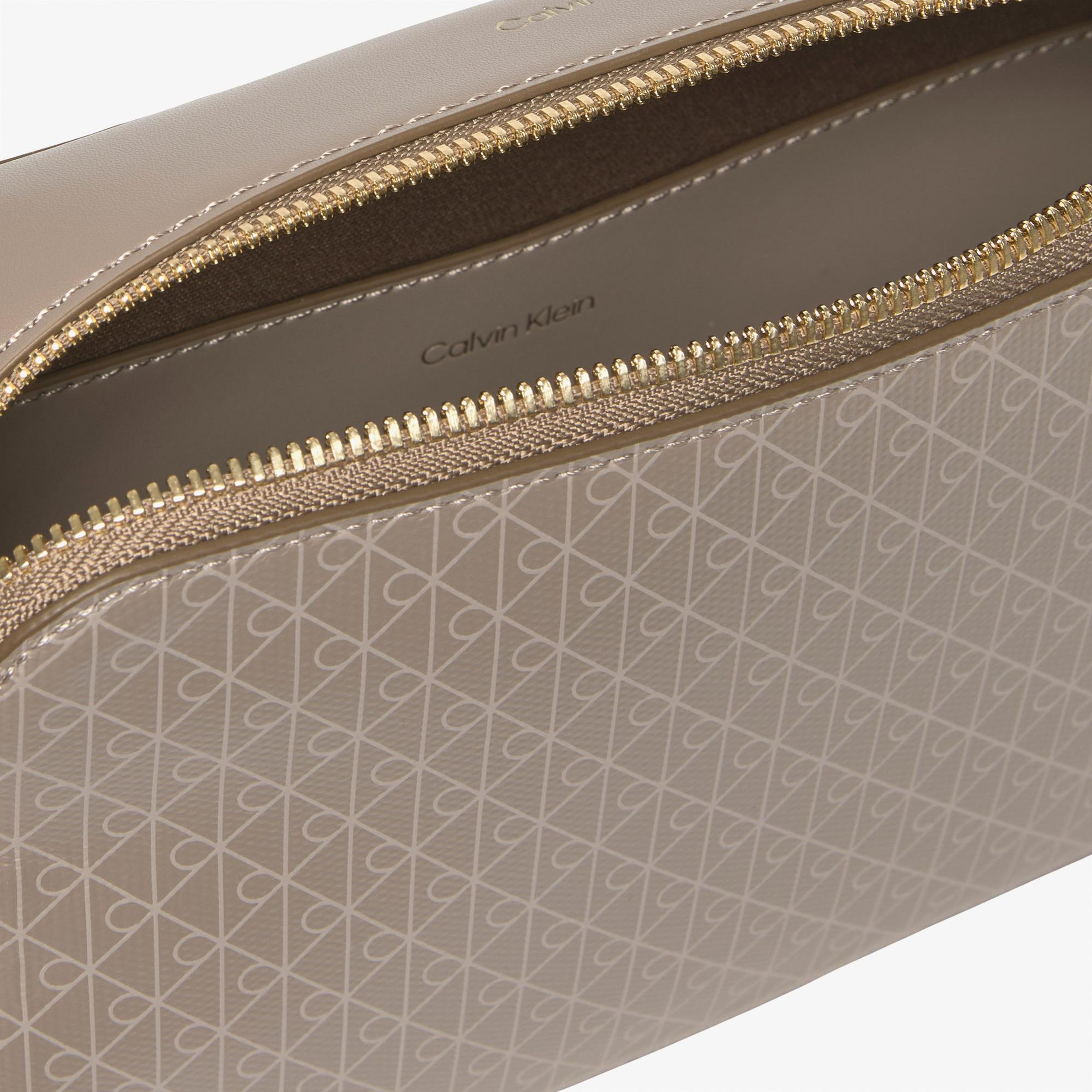 Calvin Klein Emblem Elongated Camera Kadın Haki Çapraz Çanta