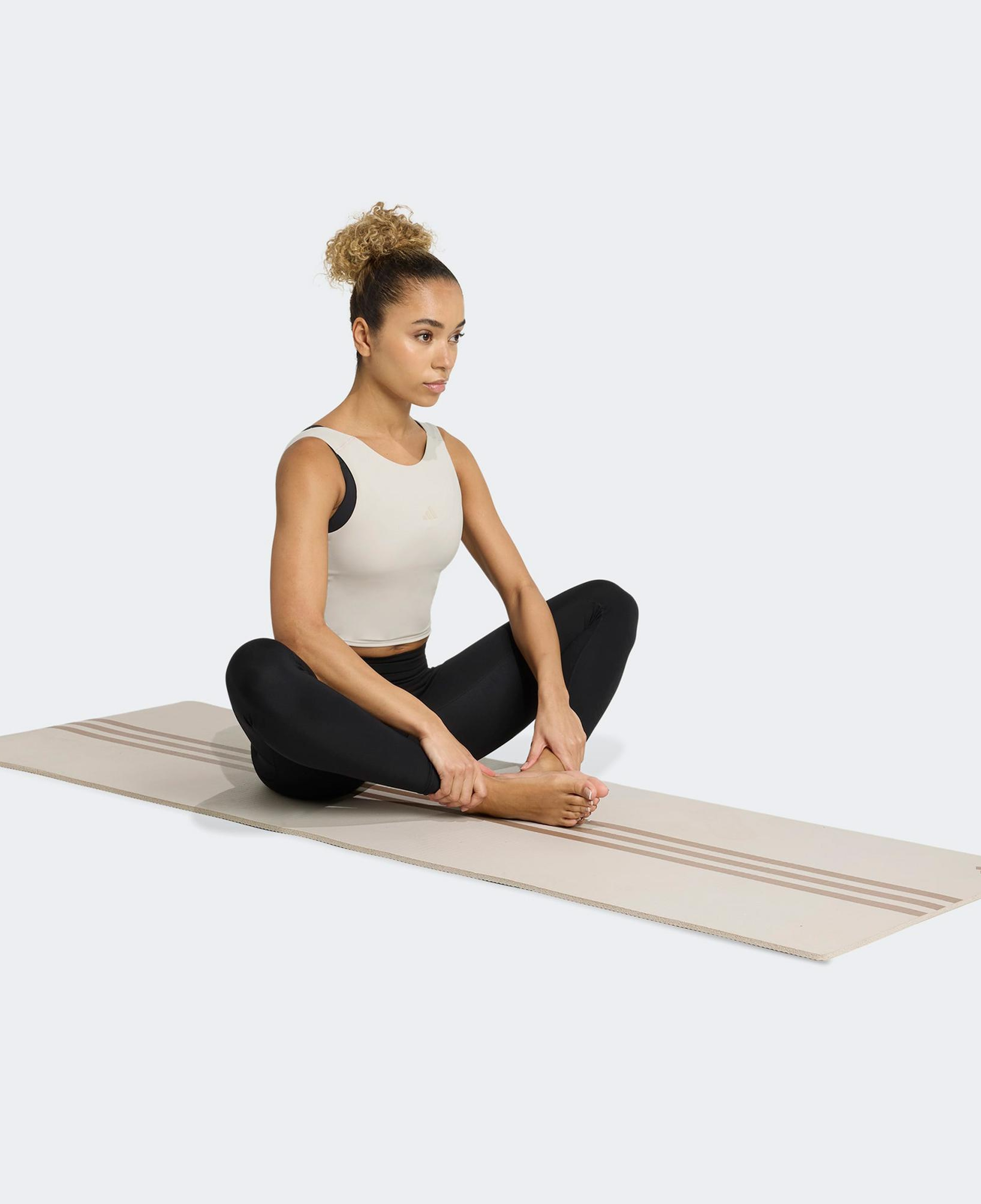 adidas Yoga Motion Kadın Bej Crop T-Shirt