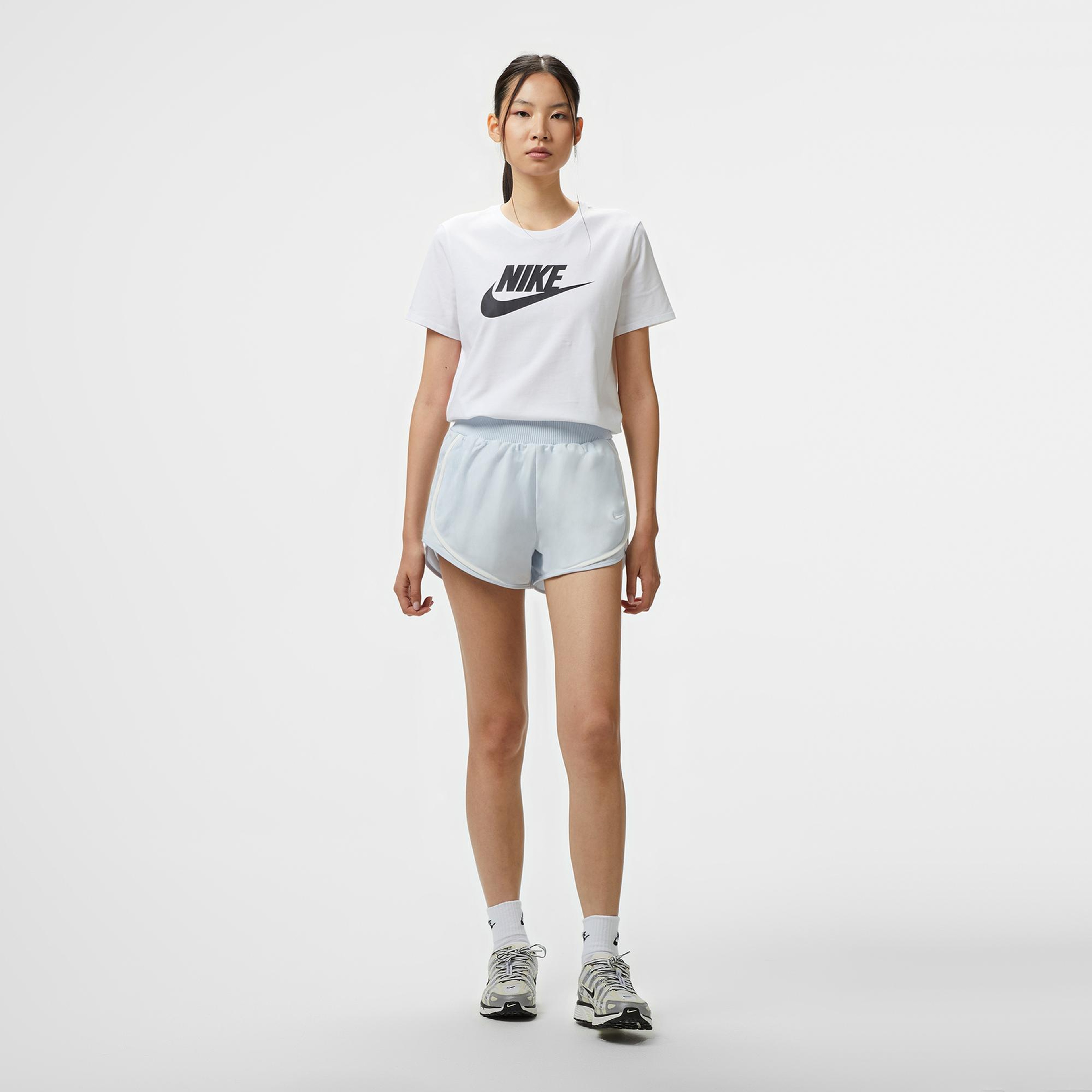Nike Sportswear Essential Icon Futura Kadın Beyaz T-Shirt