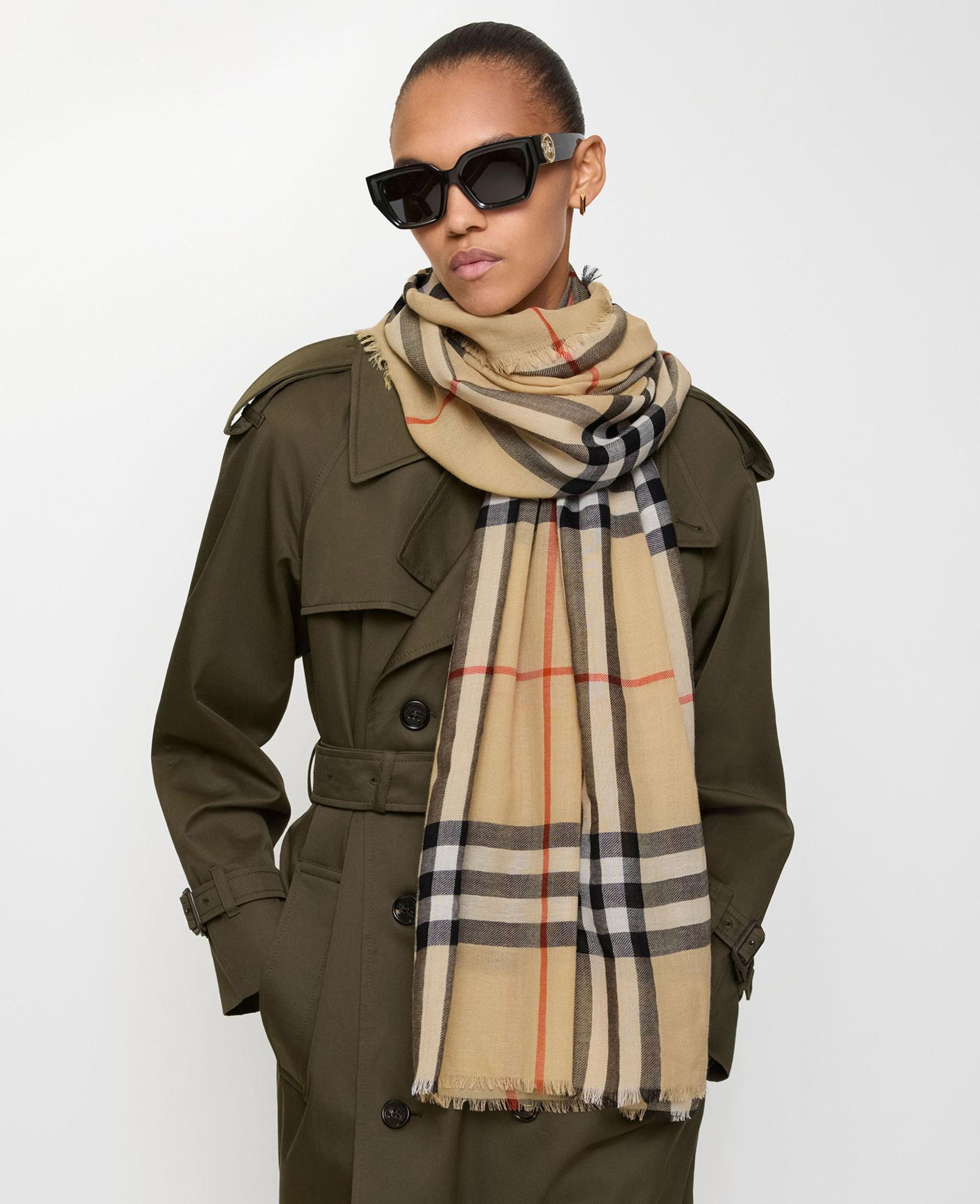 Burberry Check Wool Kadın Bej Atkı
