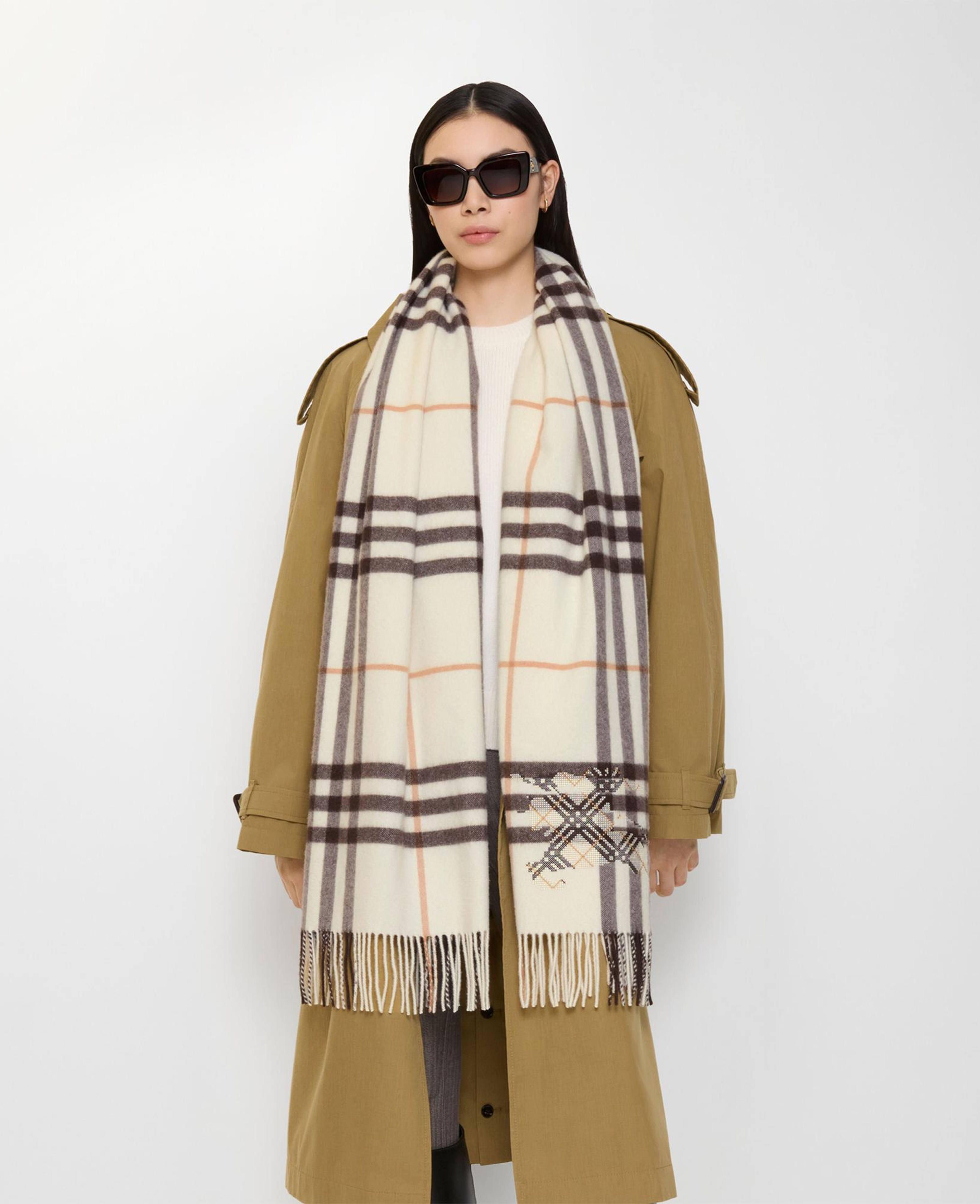 Burberry Chck Ekd X Stıtch Kadın Beyaz Atkı