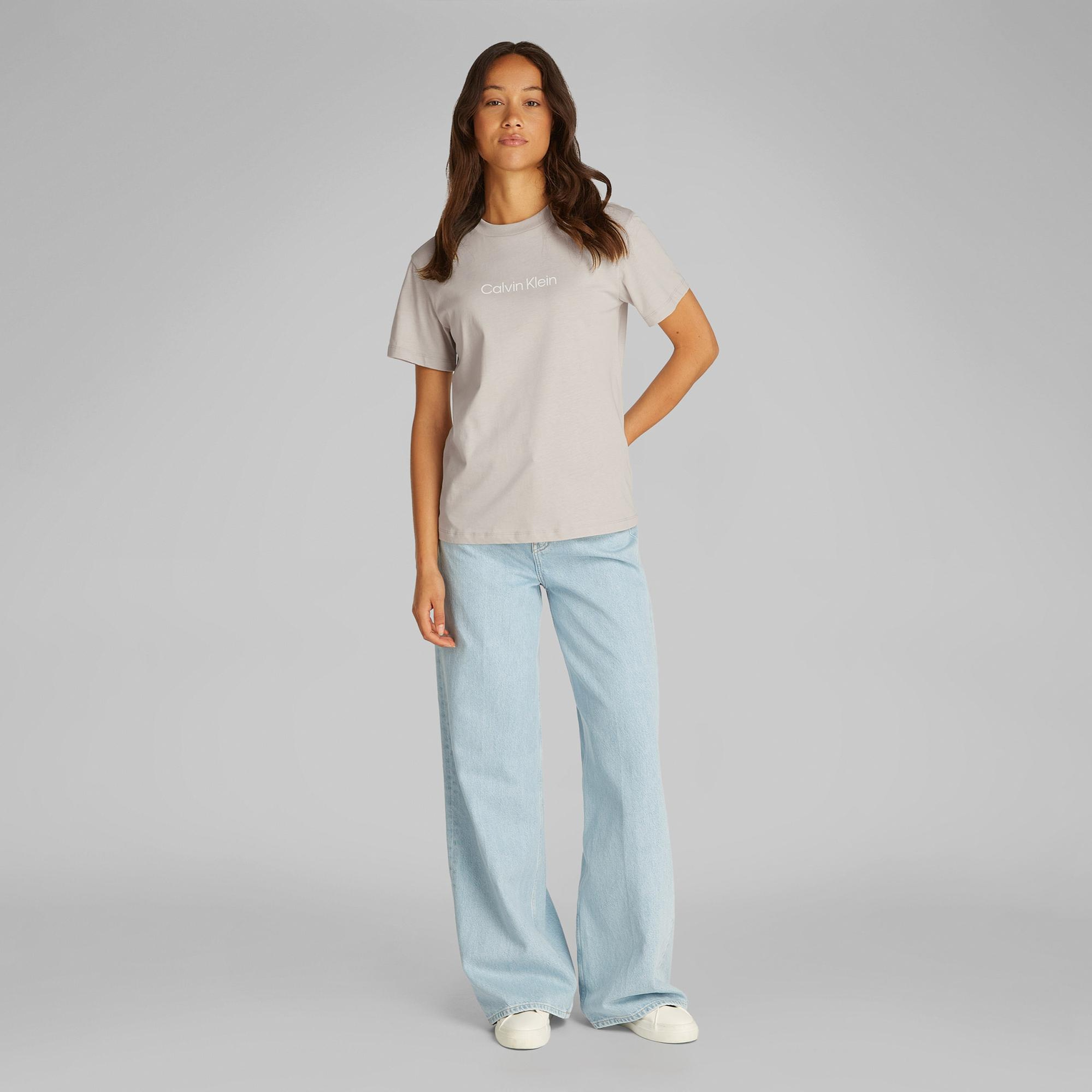 Calvin Klein Hero Logo Regular Kadın Bej T-Shirt