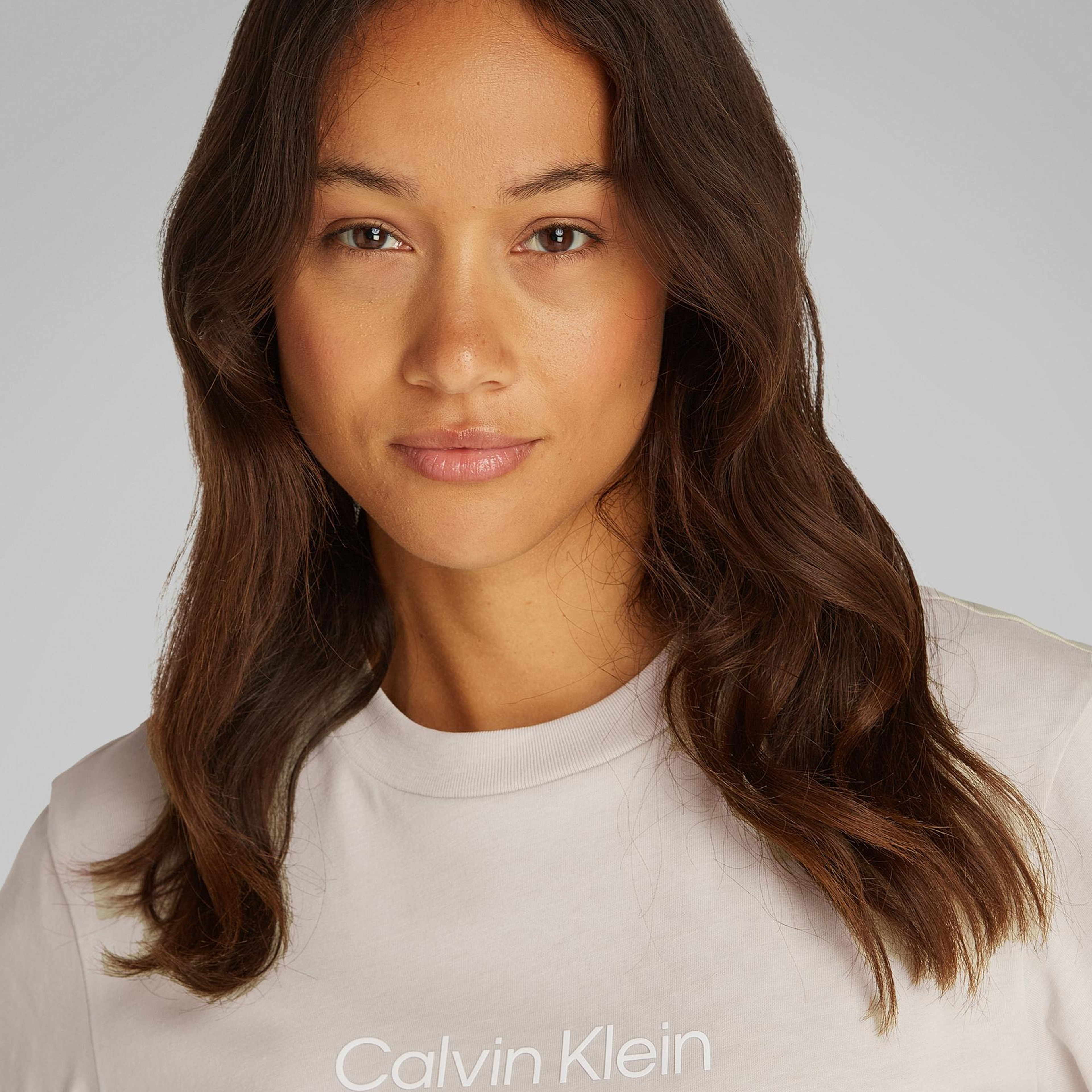 Calvin Klein Hero Logo Regular Kadın Bej T-Shirt