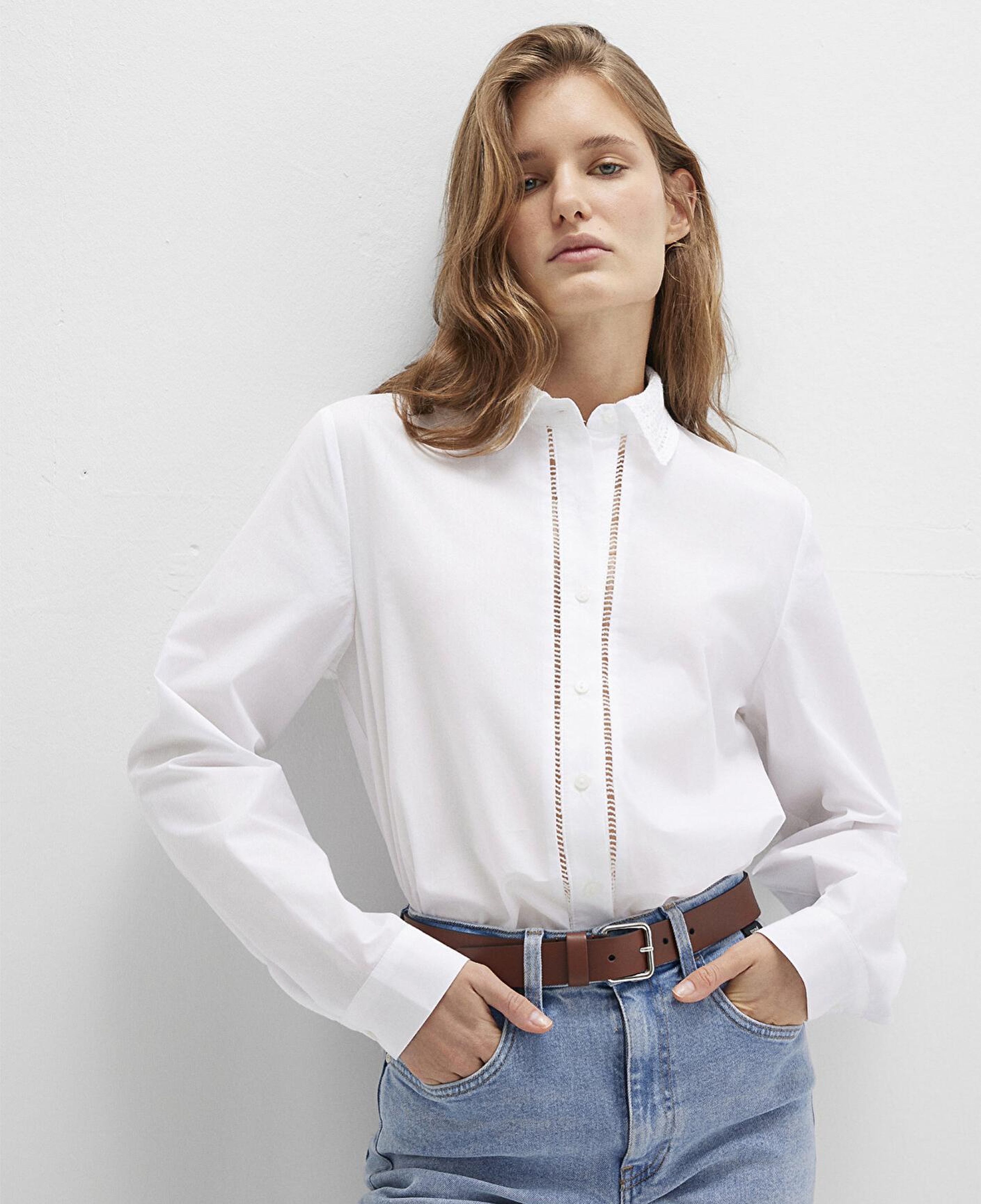 Mavi Nakışlı Şerit Detaylı Beyaz Gömlek Regular Fit / Normal Kesim 1211174-70057