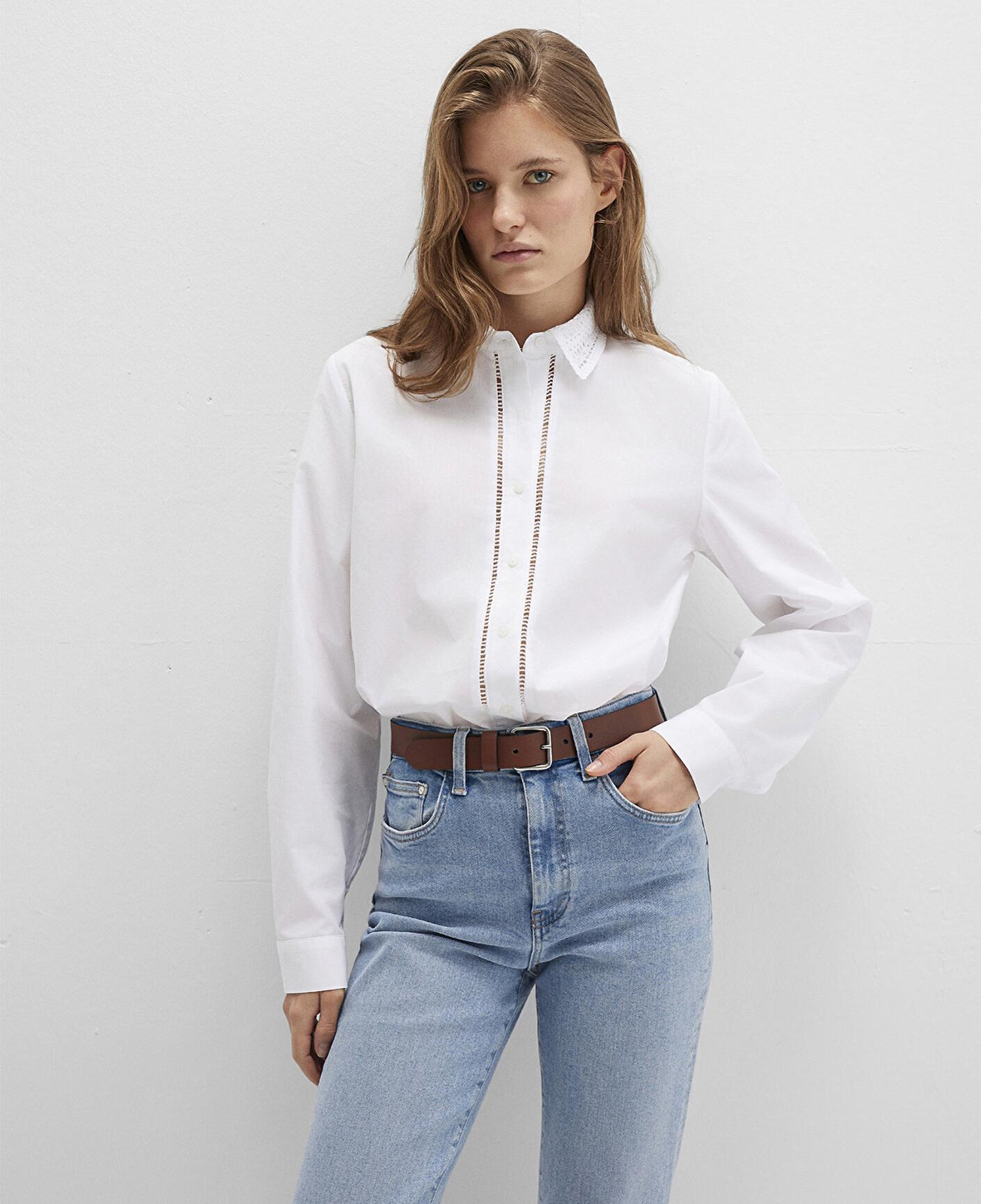 Mavi Nakışlı Şerit Detaylı Beyaz Gömlek Regular Fit / Normal Kesim 1211174-70057