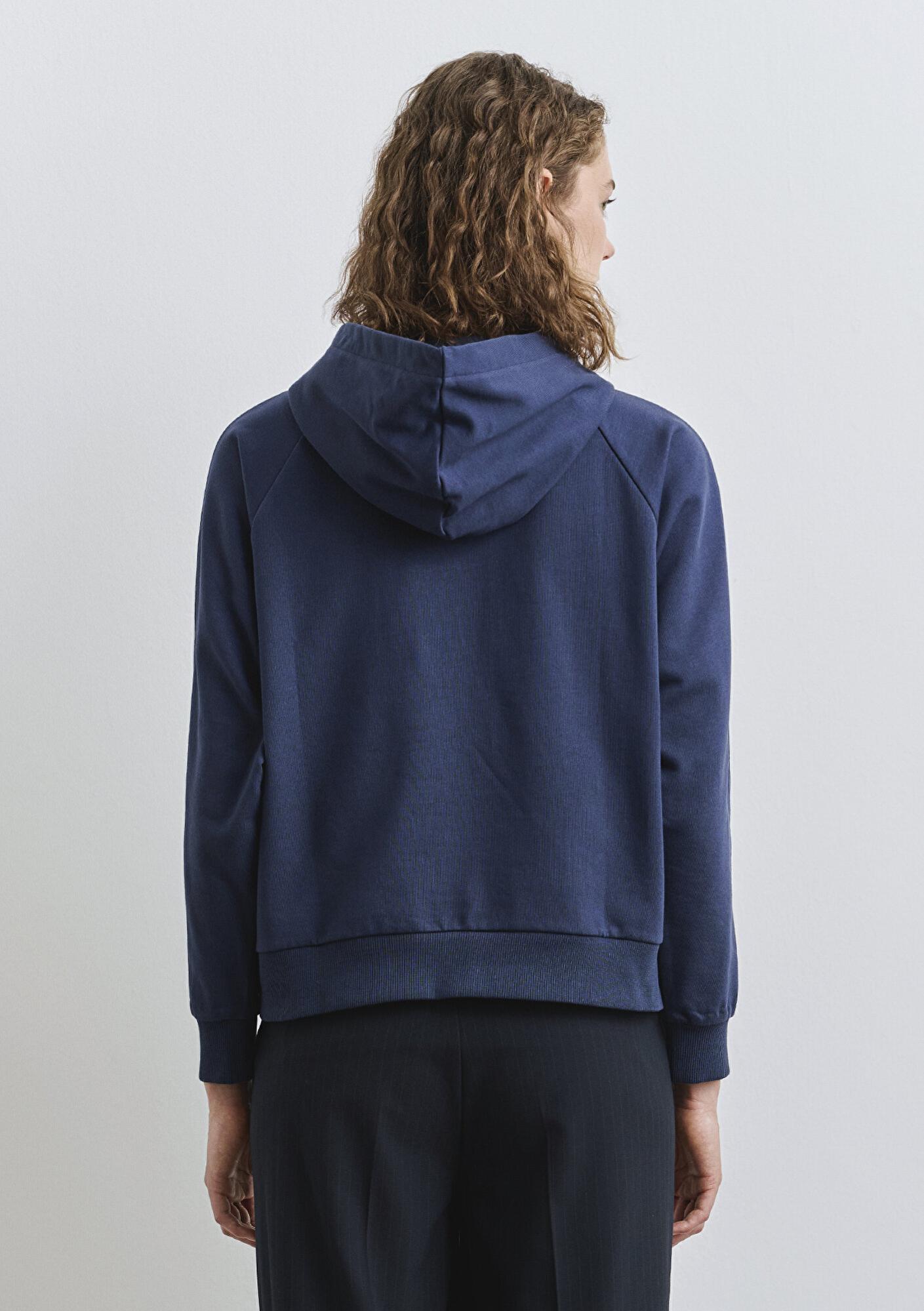 Mavi Biye Detaylı Kapüşonlu Lacivert Sweatshirt 1S10362-87518