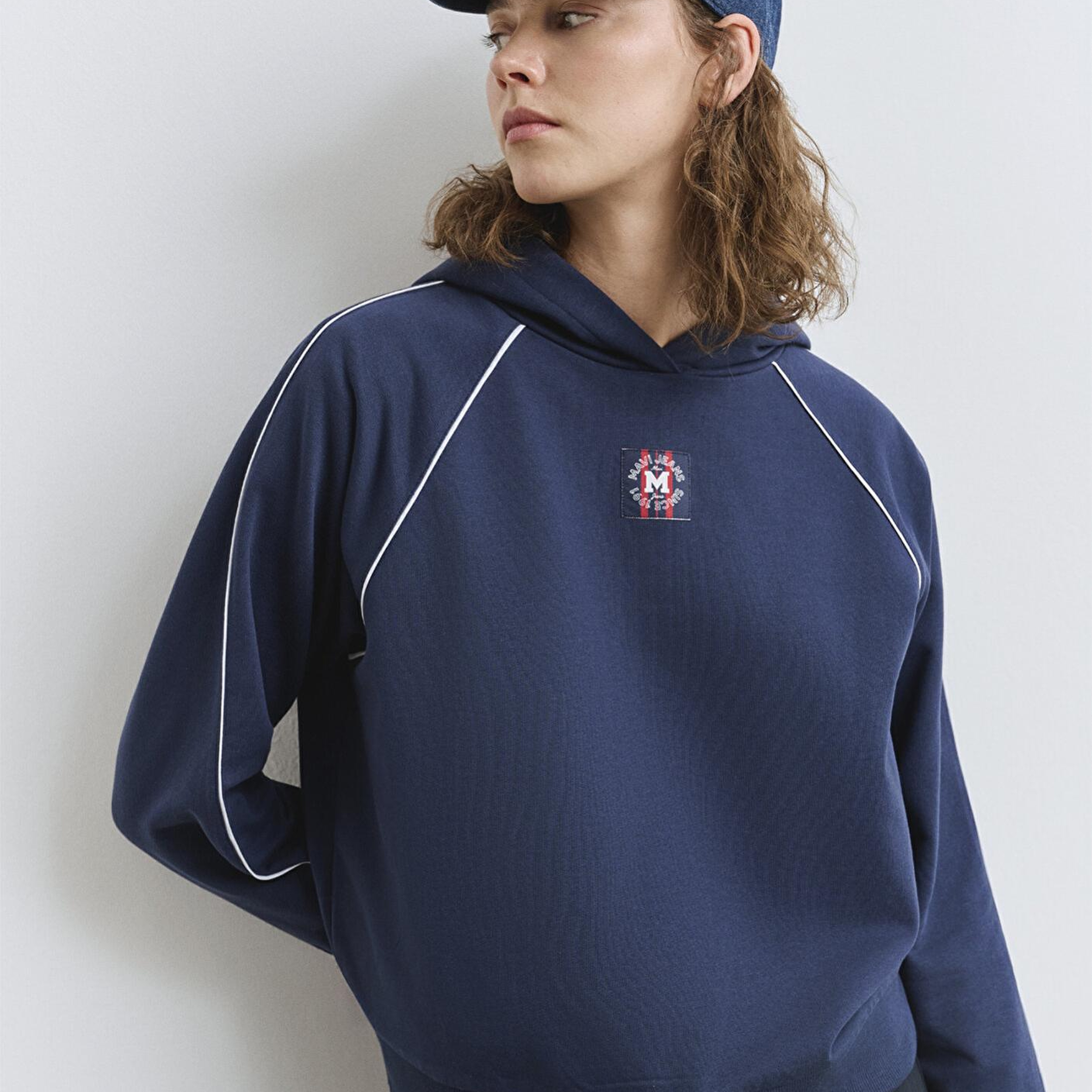 Mavi Biye Detaylı Kapüşonlu Lacivert Sweatshirt 1S10362-87518