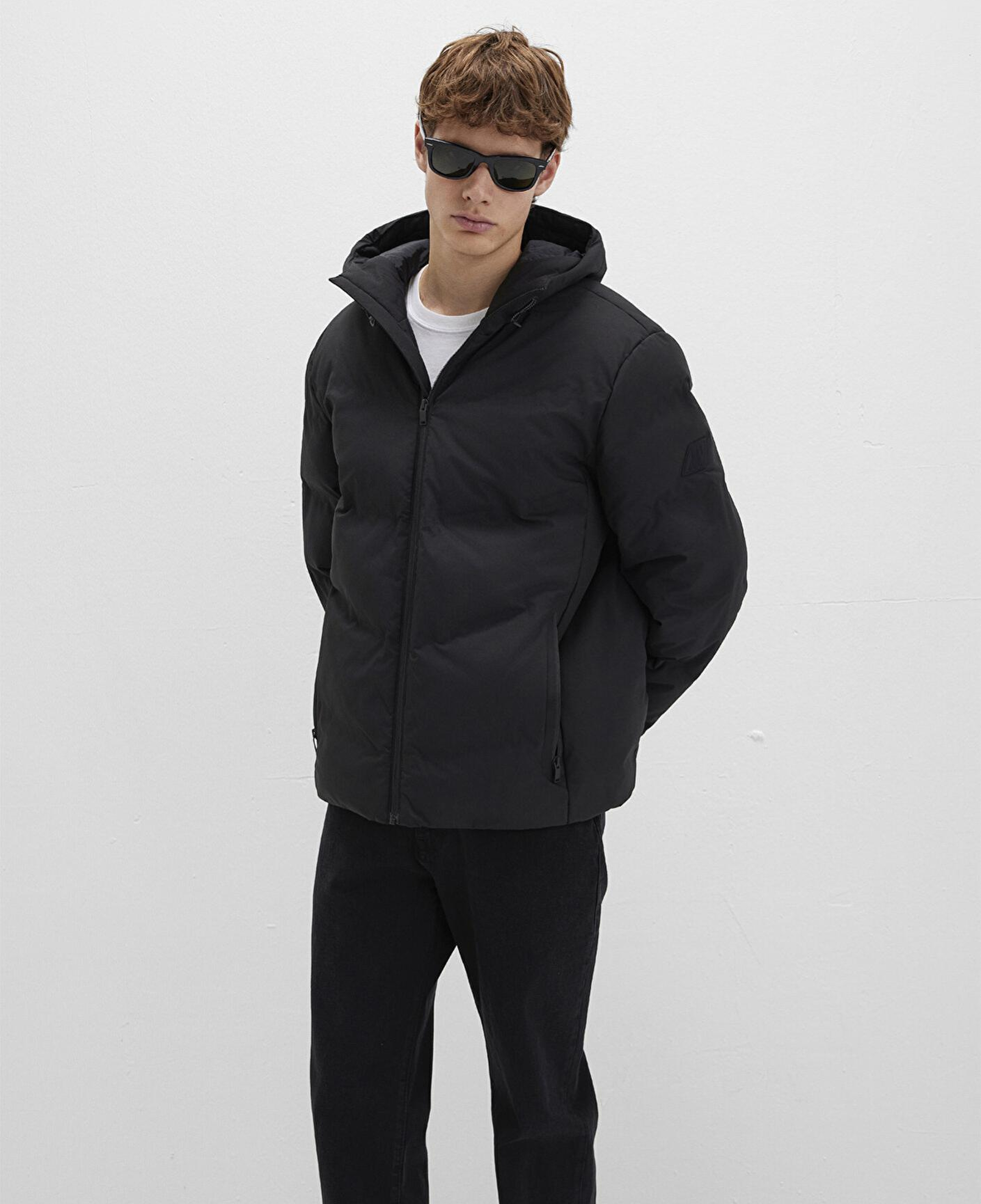 Mavi Su İtici Kapüşonlu Siyah Şişme Mont 0110651-71379