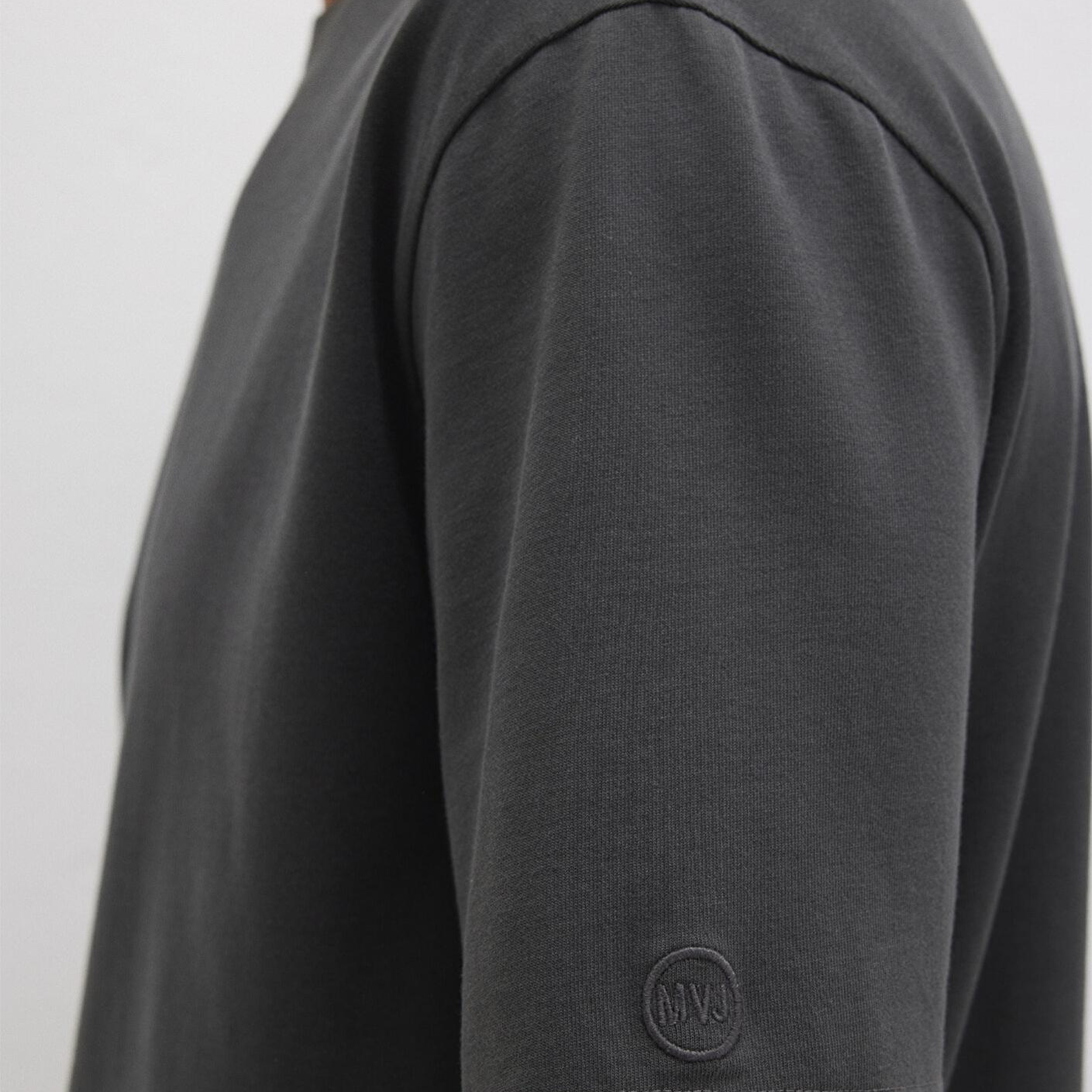 Mavi Logo Kol Detaylı Antrasit Basic Tişört Loose Fit / Bol Rahat Kesim 0611924-70092