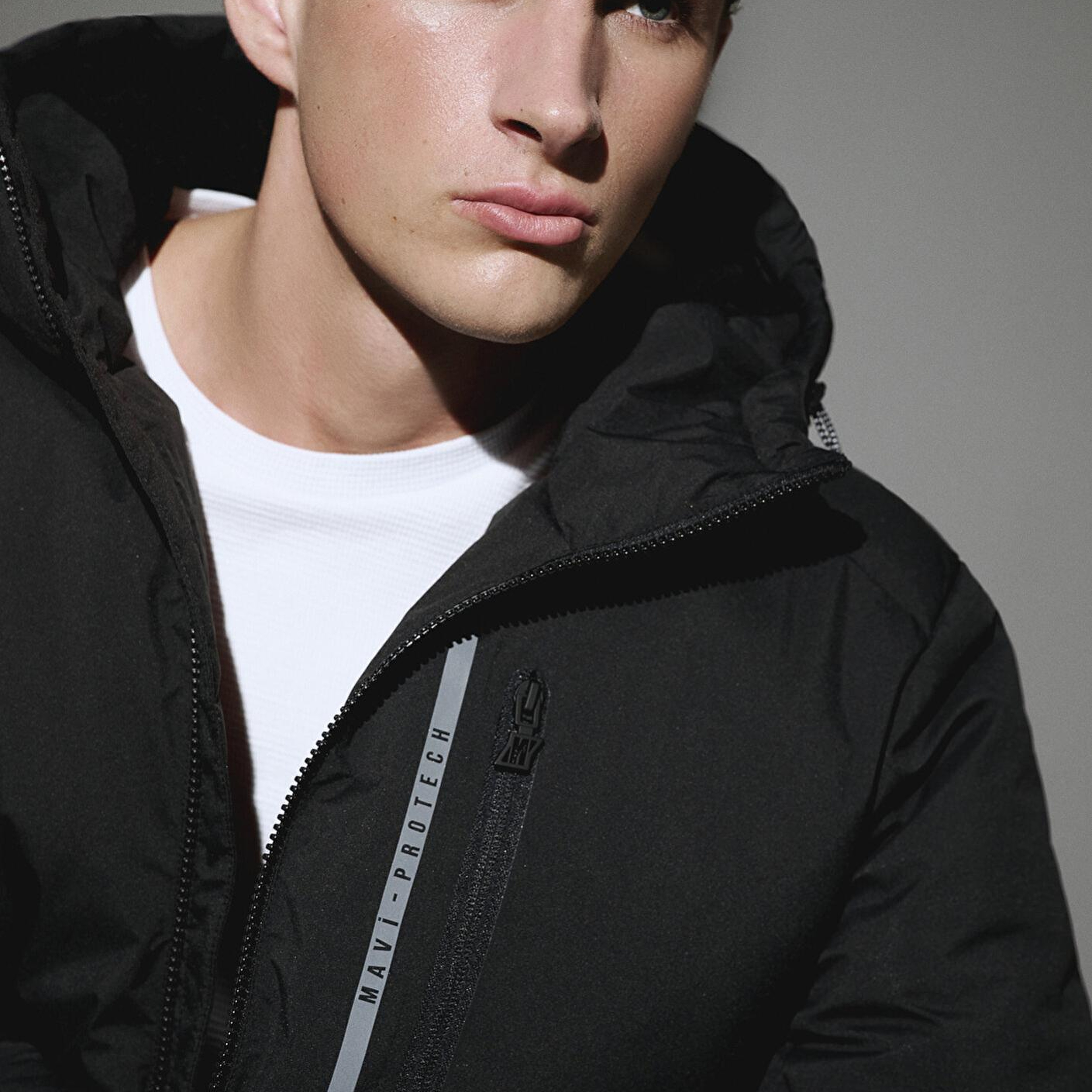 Mavi Su İtici Kapüşonlu Siyah Şişme Mont 0110463-900