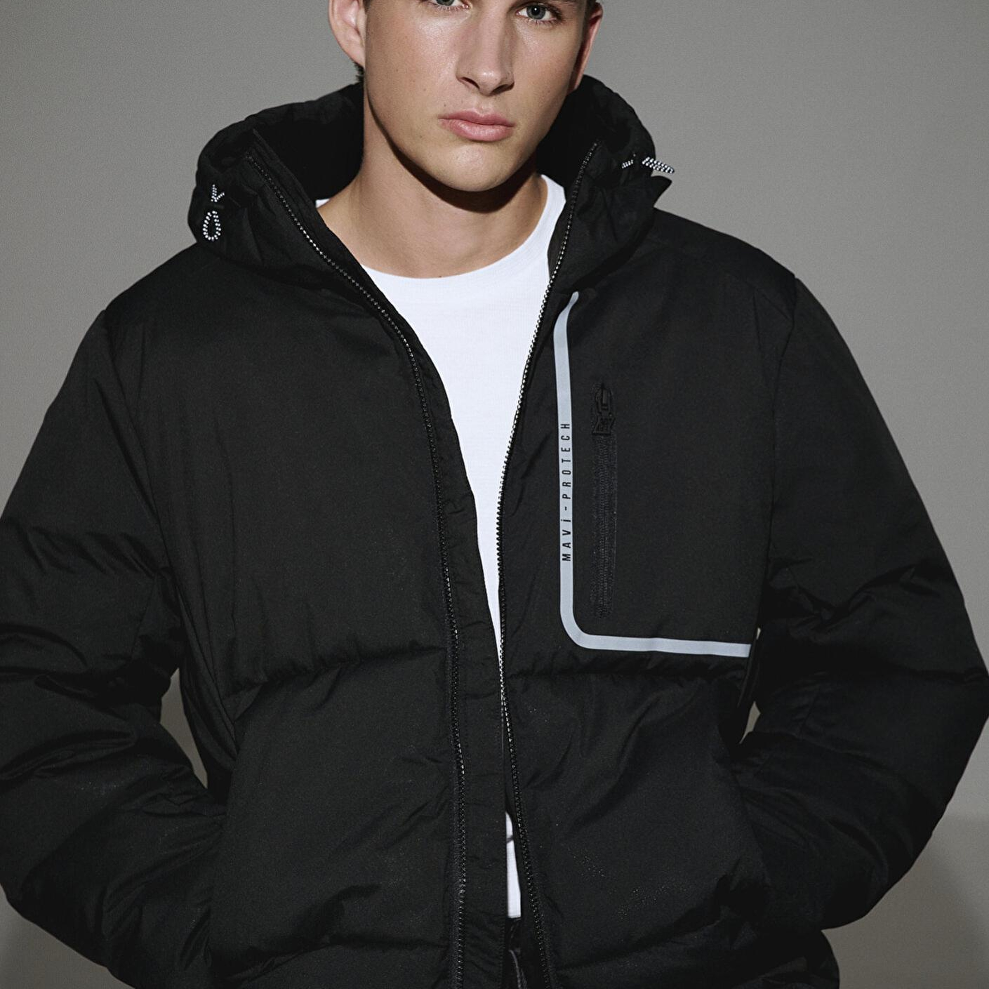 Mavi Su İtici Kapüşonlu Siyah Şişme Mont 0110463-900