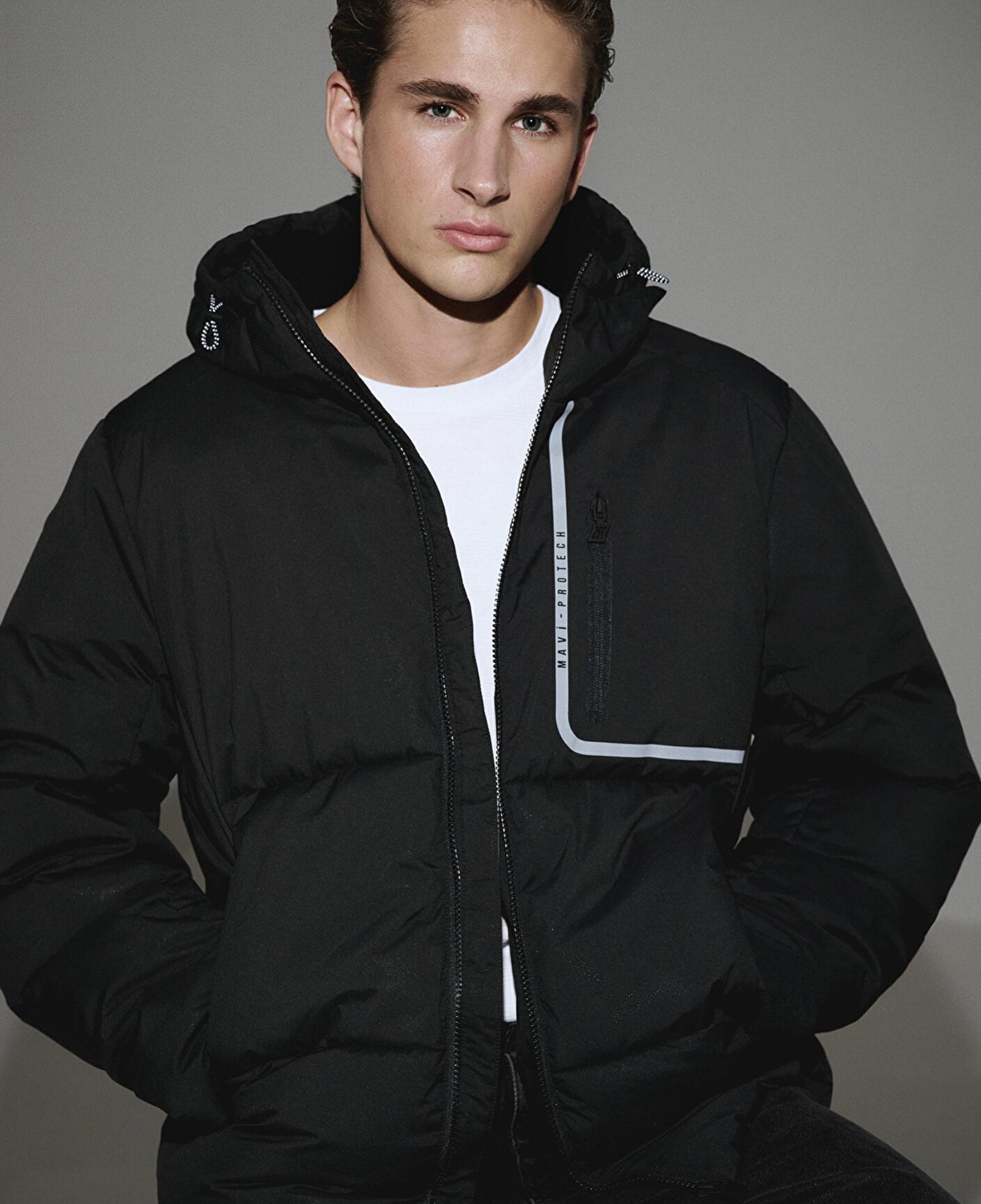 Mavi Su İtici Kapüşonlu Siyah Şişme Mont 0110463-900