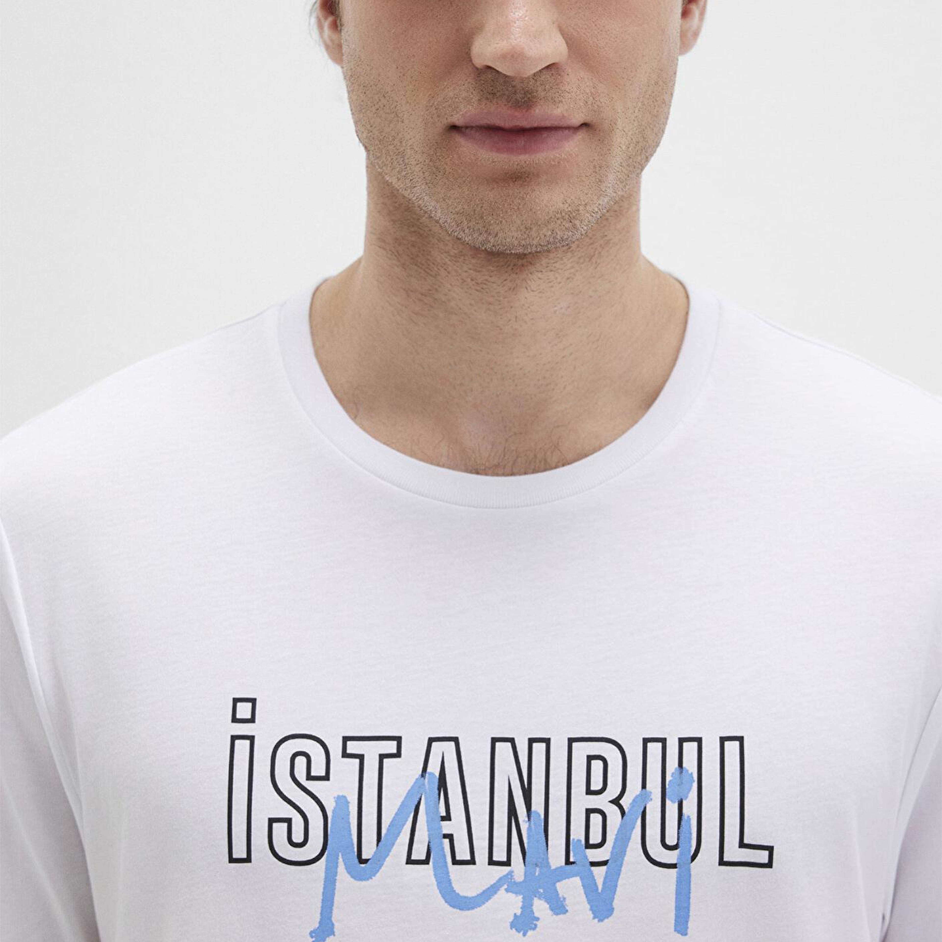 Mavi İstanbul Baskılı Beyaz Tişört Regular Fit / Normal Kesim 067114-620