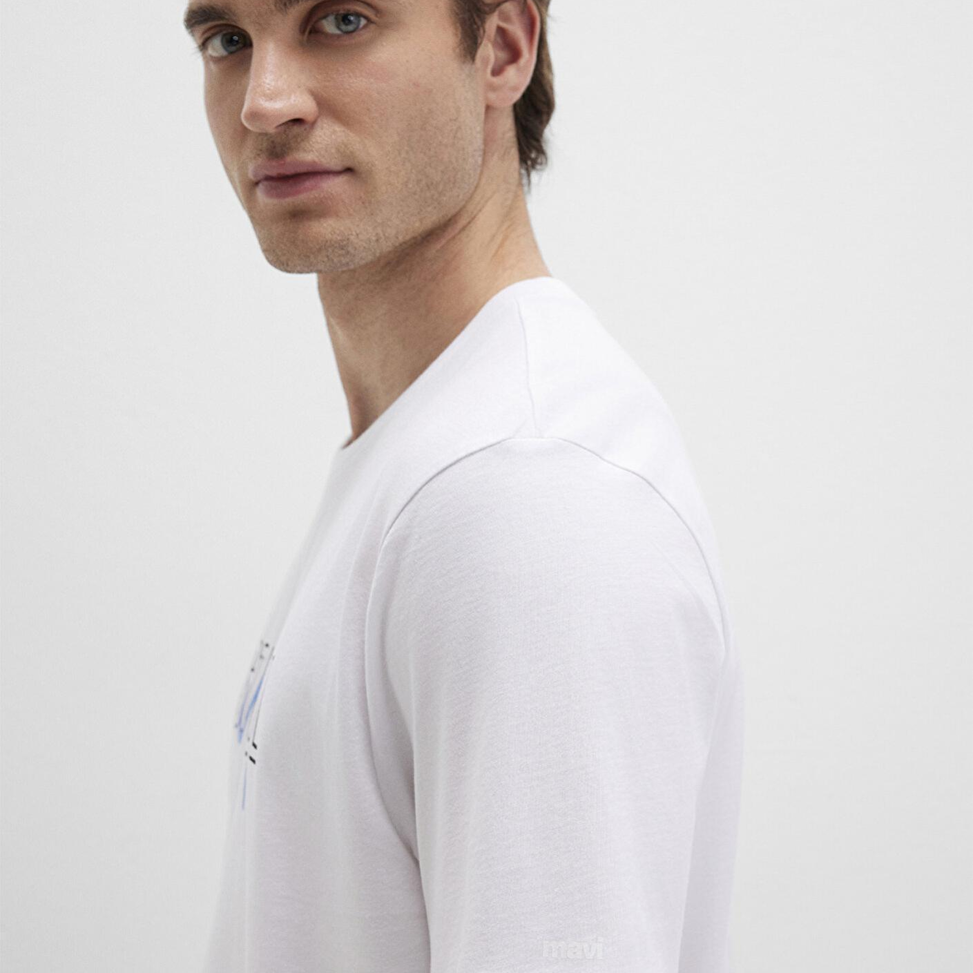 Mavi İstanbul Baskılı Beyaz Tişört Regular Fit / Normal Kesim 067114-620