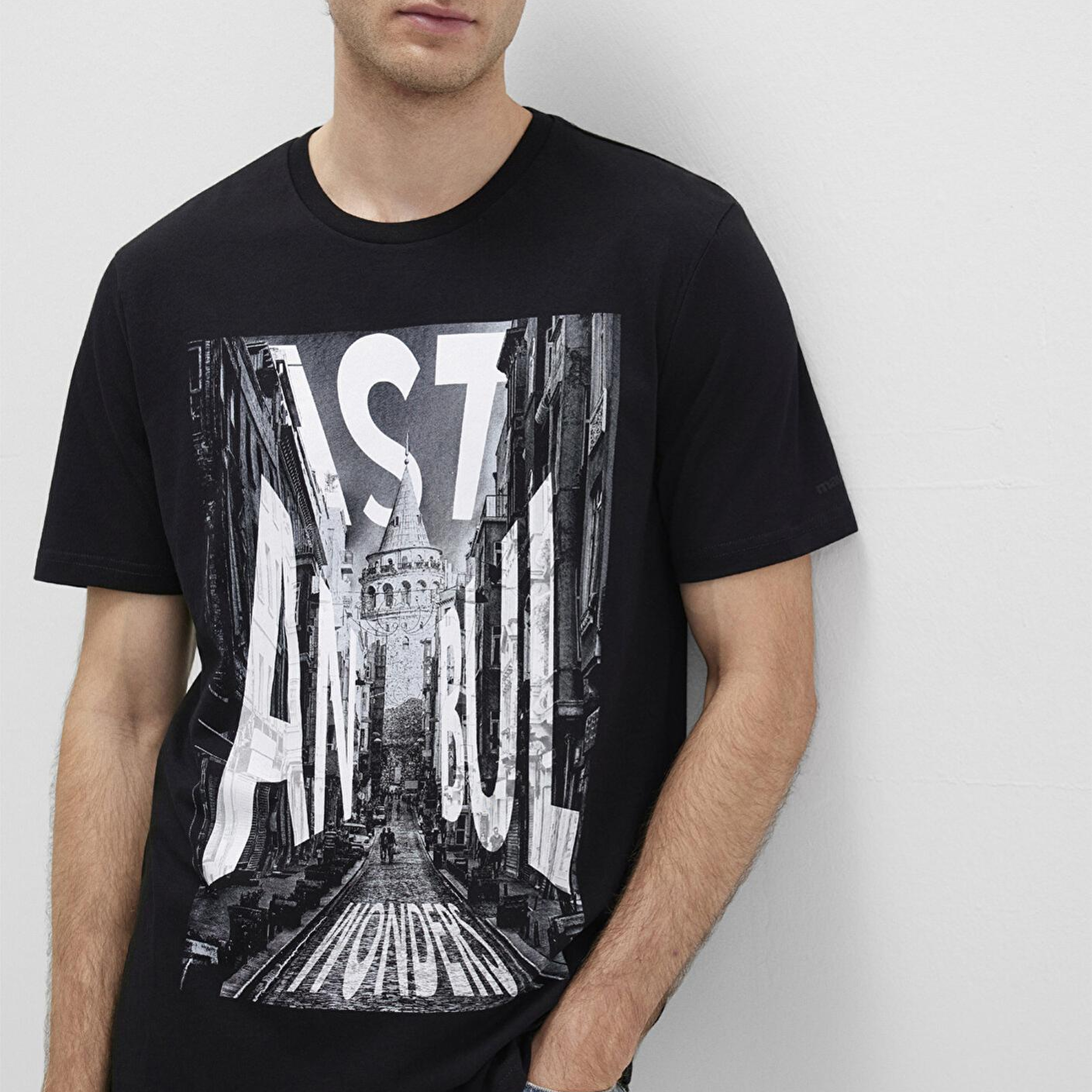 Mavi İstanbul Galata Baskılı Siyah Tişört Slim Fit / Dar Kesim 067053-900