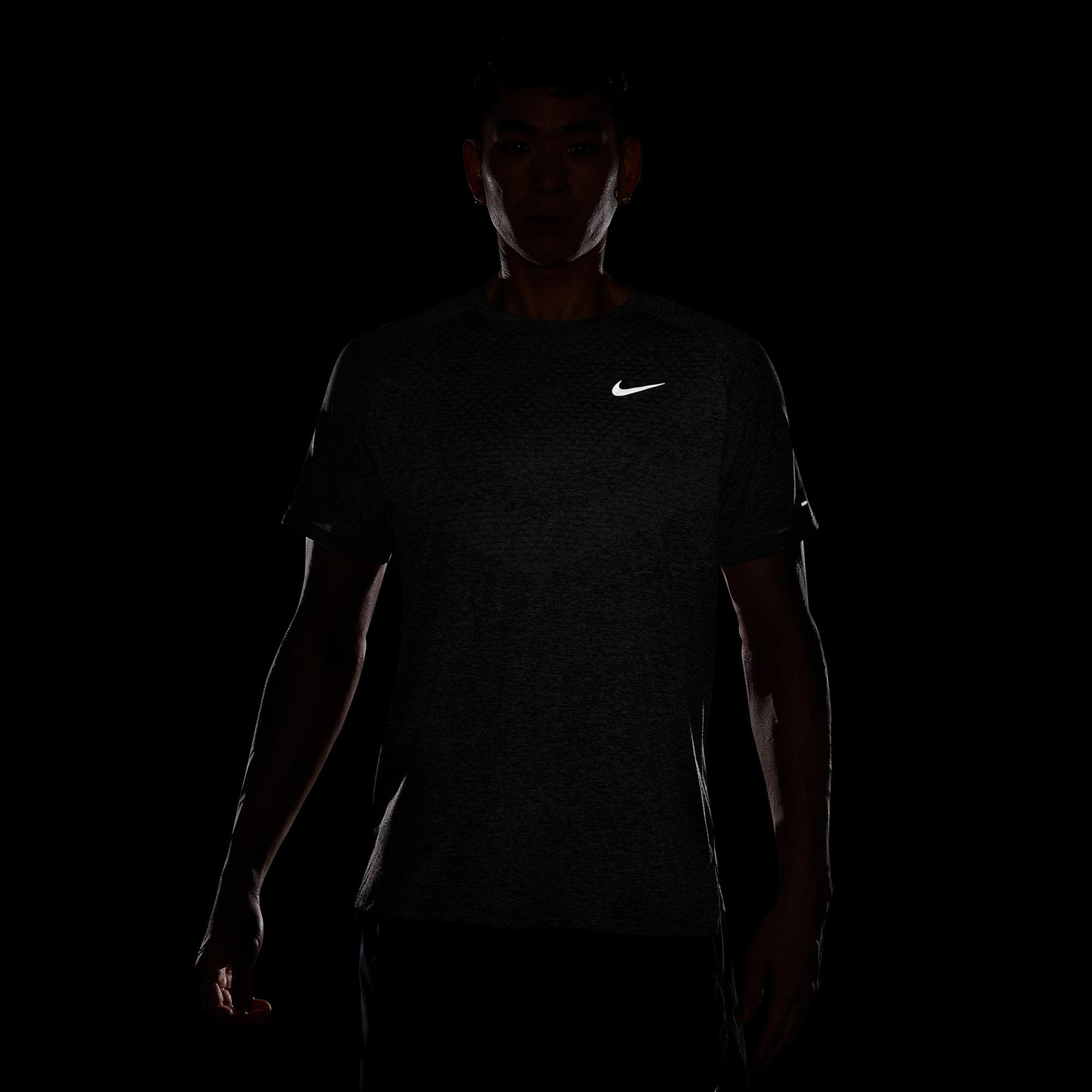 Nike Dri-Fit Stride Erkek Pembe T-Shirt