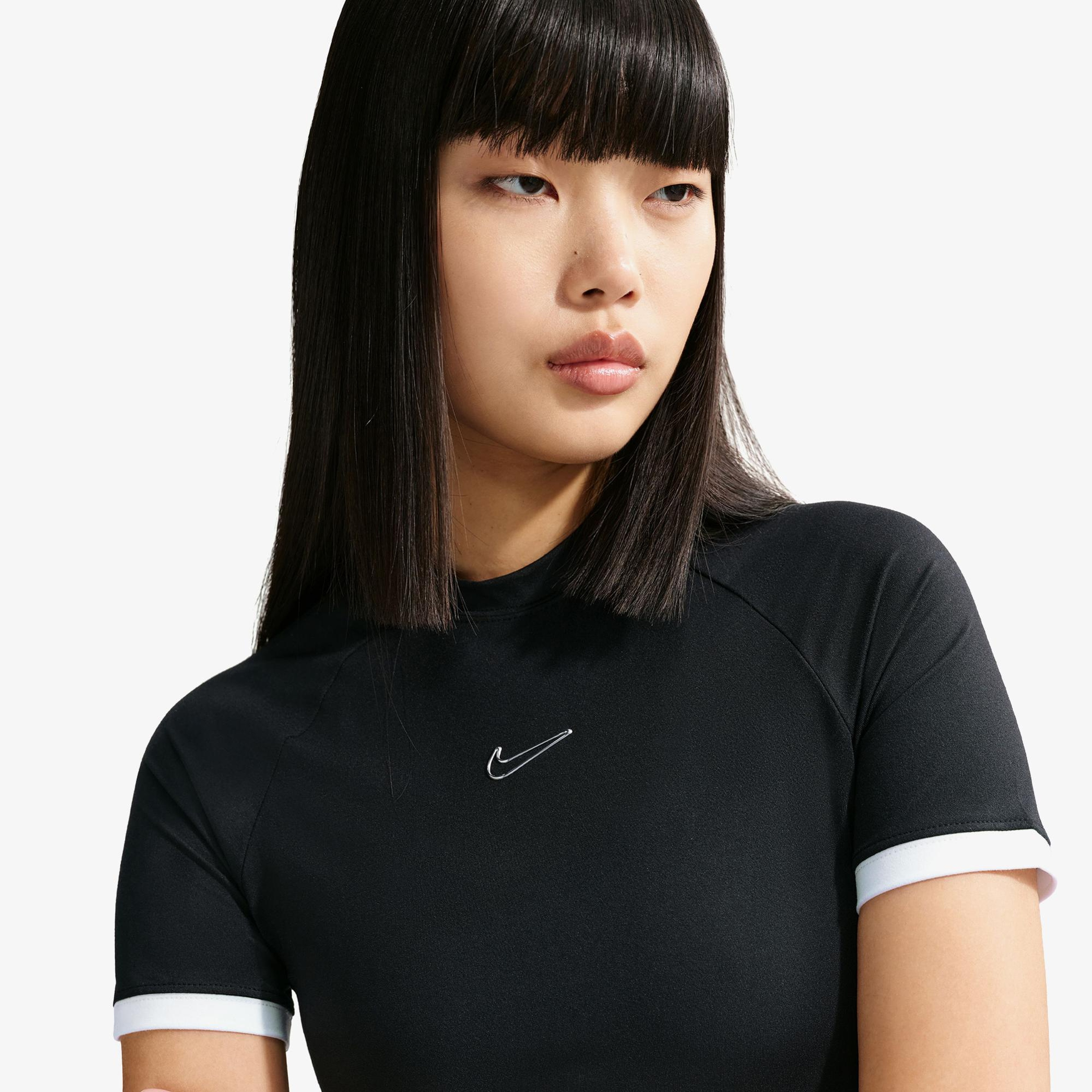Nike Sportswear Fitted Kadın Siyah T-Shirt