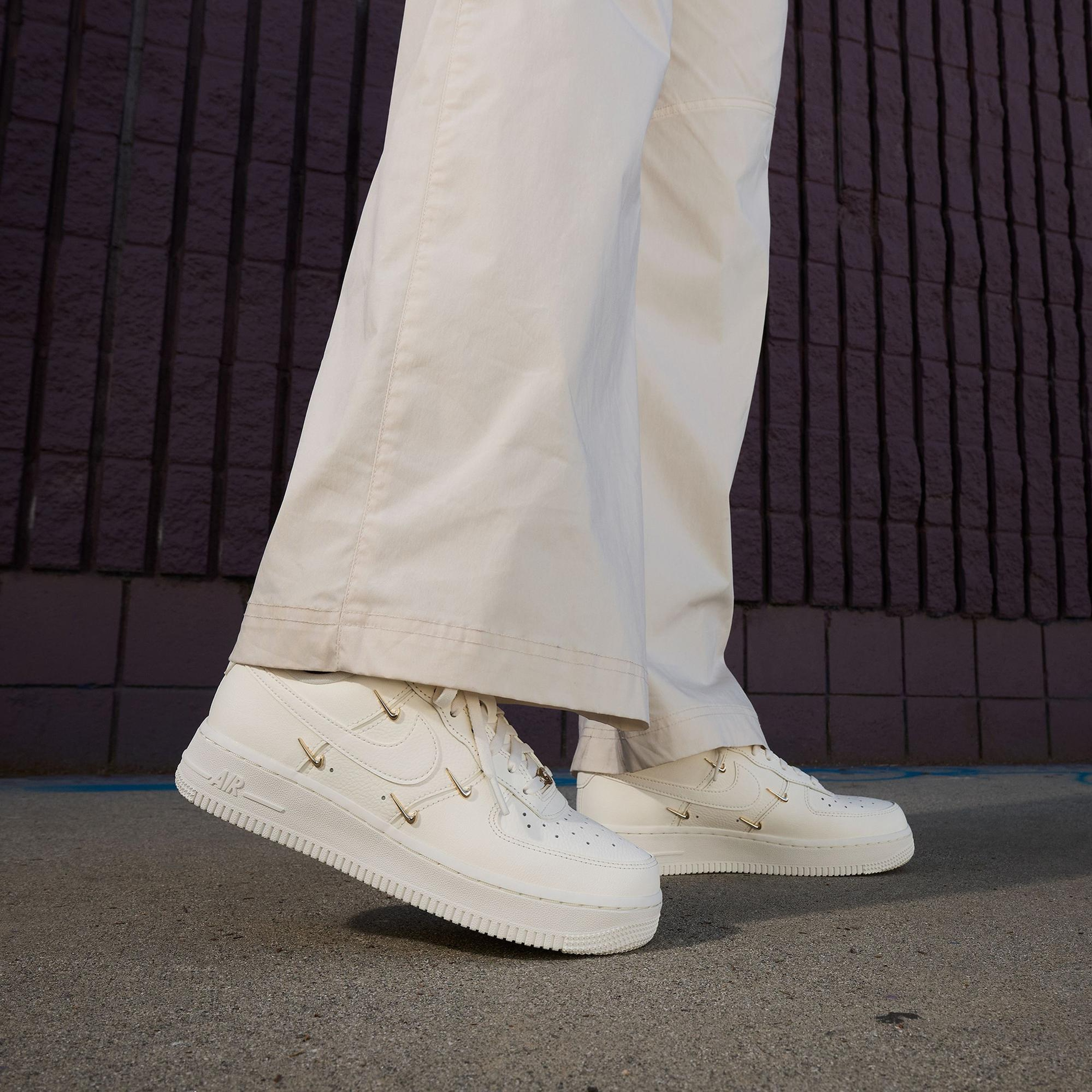 Nike Air Force 1 '07 LX Kadın Krem Rengi Spor Ayakkabı