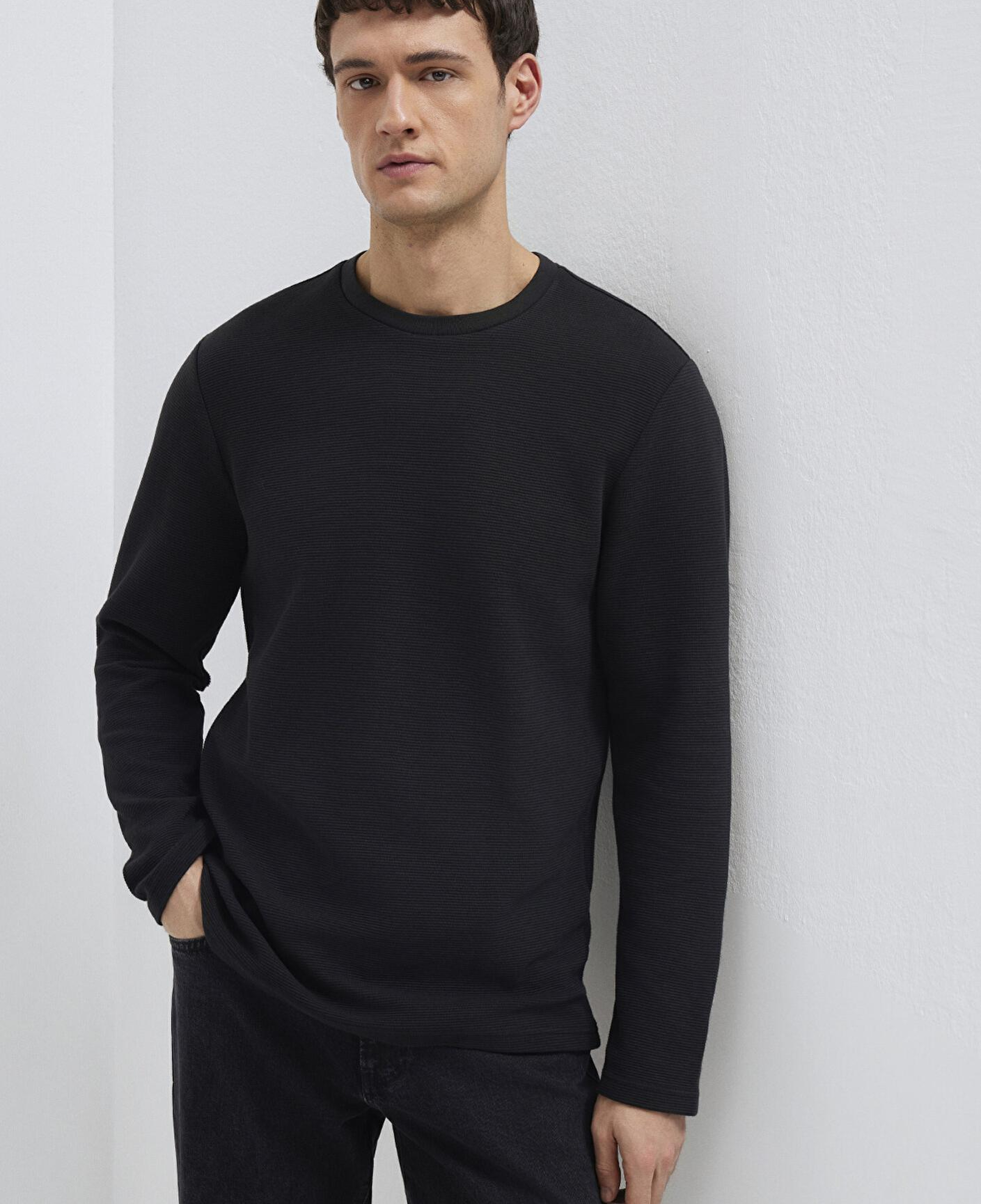 Mavi Uzun Kollu Dokulu Siyah Tişört Slim Fit / Dar Kesim 064622-21842