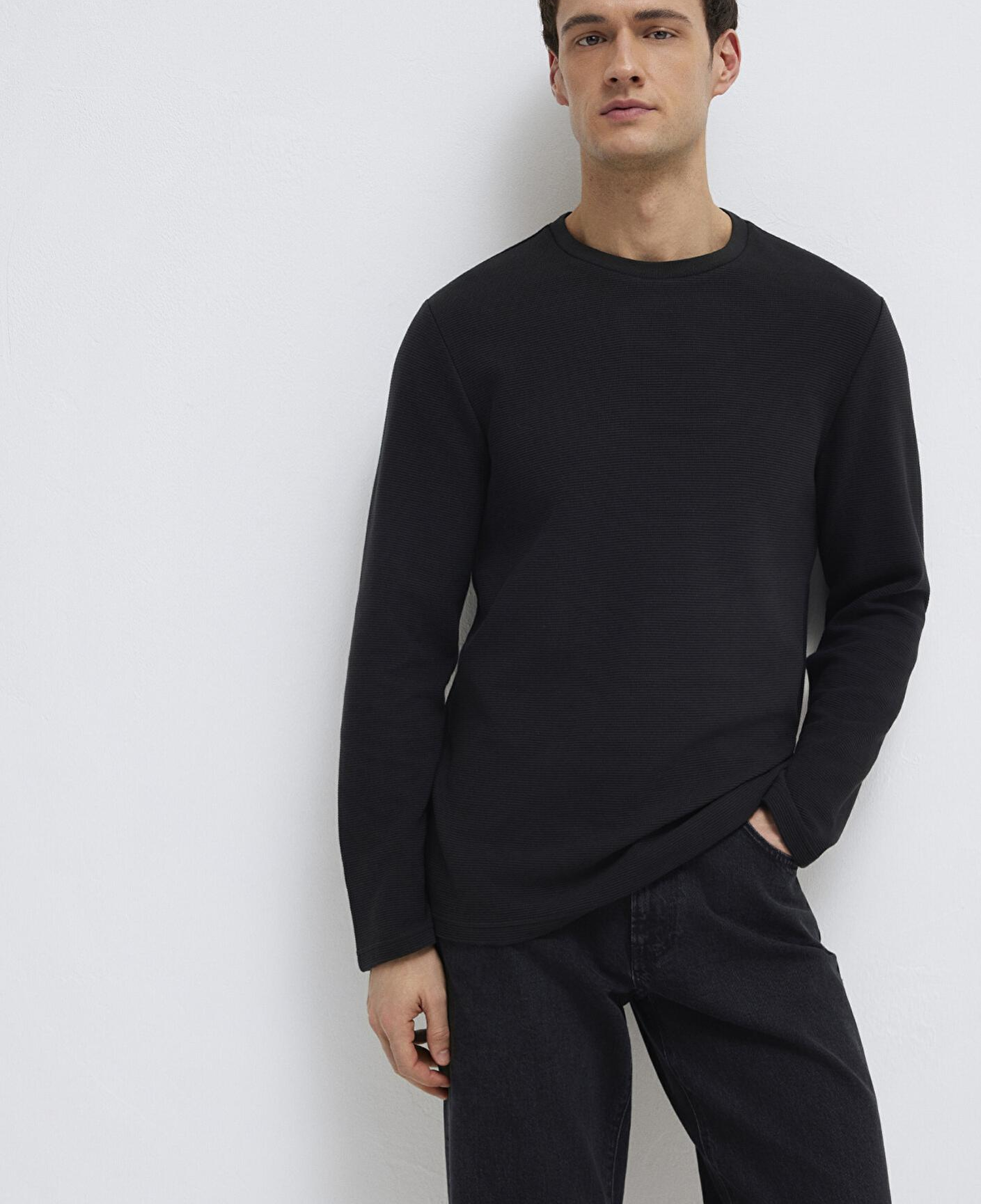 Mavi Uzun Kollu Dokulu Siyah Tişört Slim Fit / Dar Kesim 064622-21842