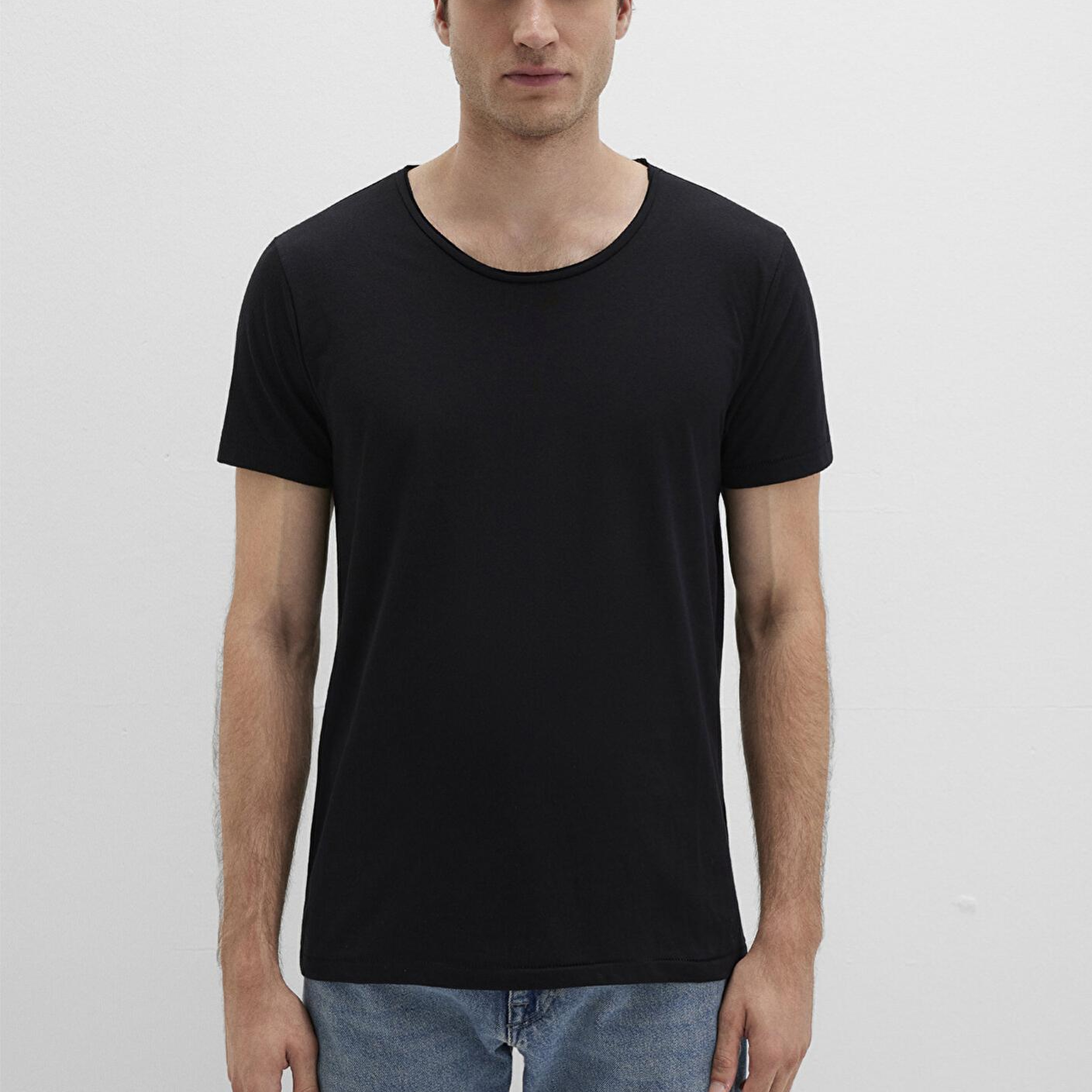 Mavi Yaka Detaylı Siyah Tişört Fitted / Vücuda Oturan Kesim 064019-20933