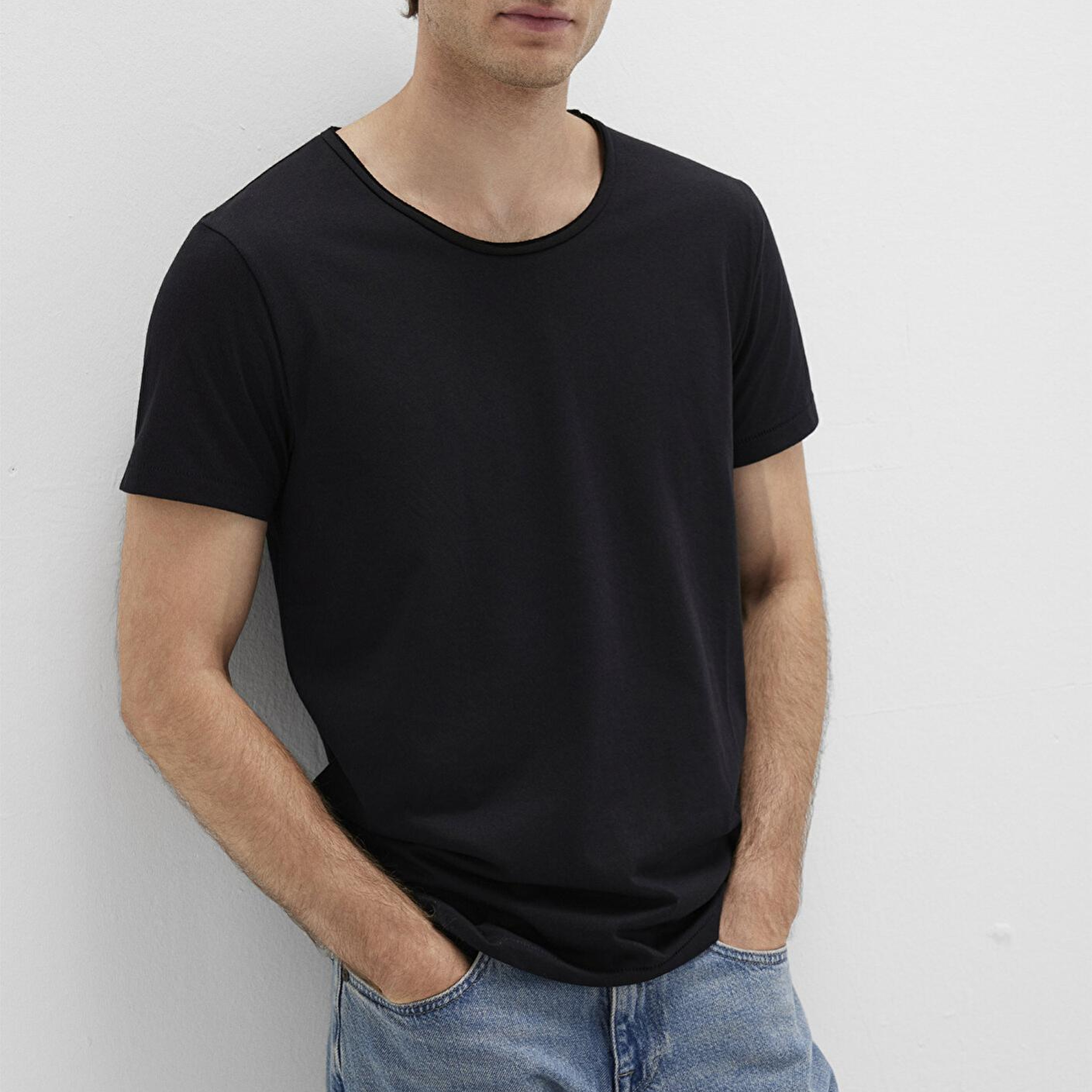 Mavi Yaka Detaylı Siyah Tişört Fitted / Vücuda Oturan Kesim 064019-20933