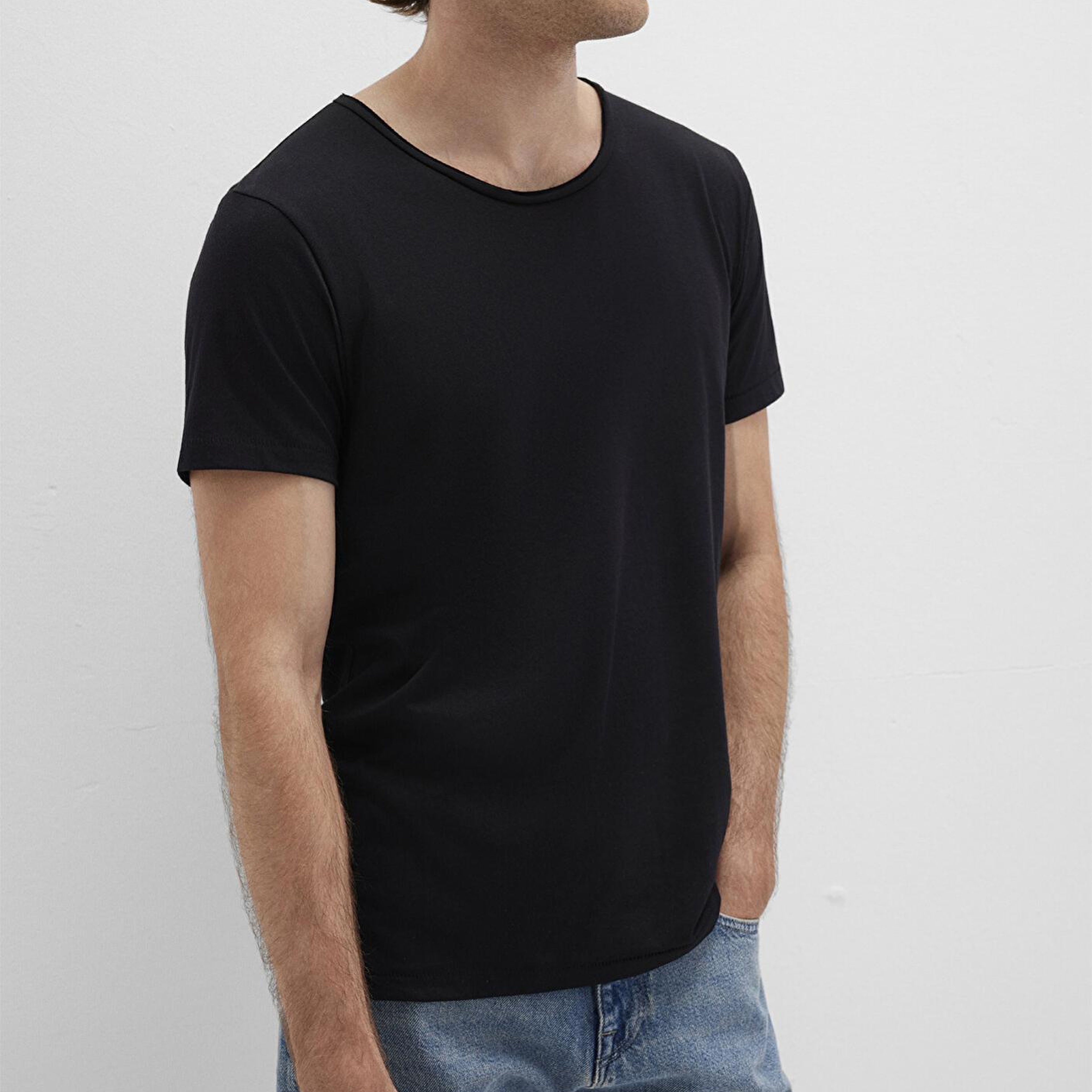 Mavi Yaka Detaylı Siyah Tişört Fitted / Vücuda Oturan Kesim 064019-20933