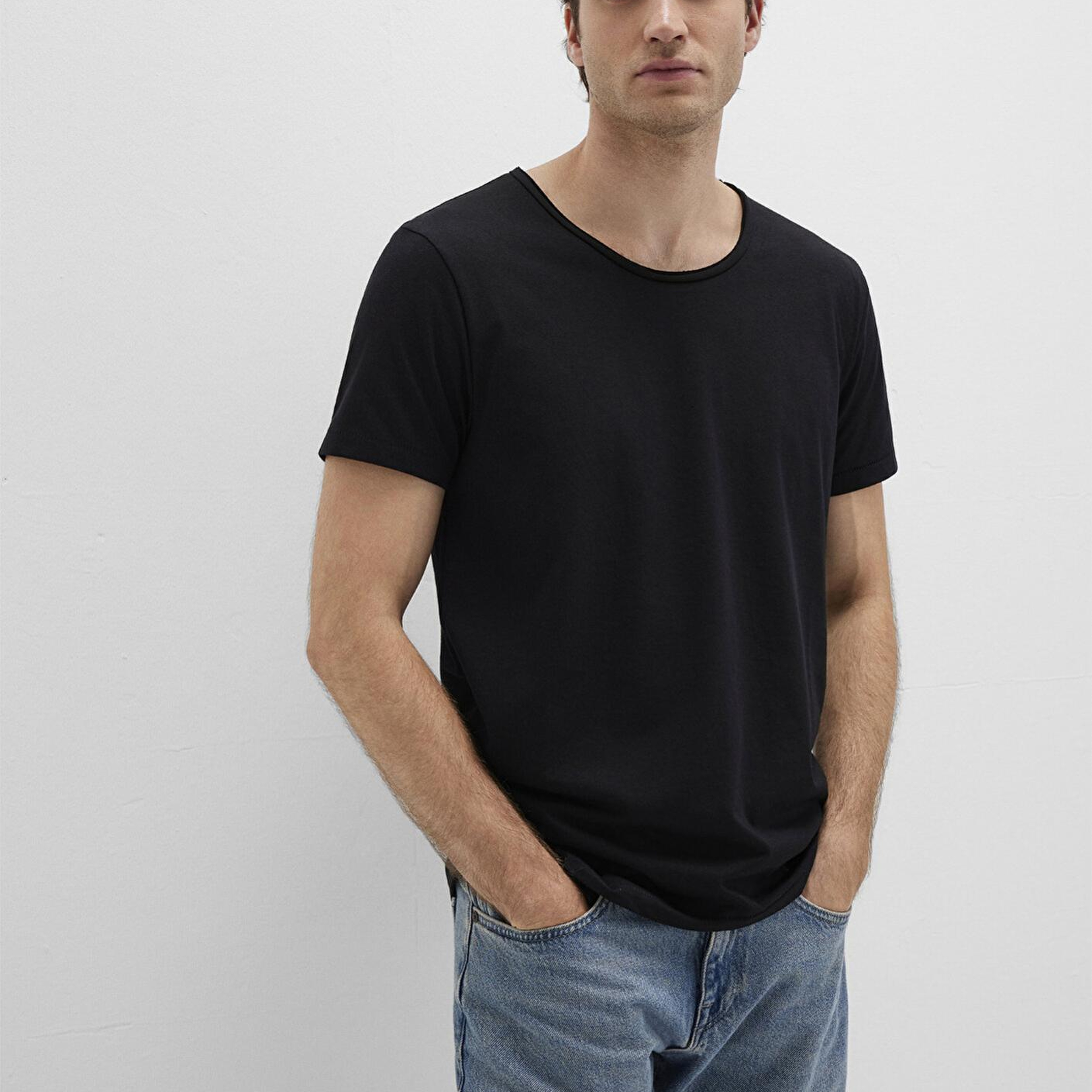 Mavi Yaka Detaylı Siyah Tişört Fitted / Vücuda Oturan Kesim 064019-20933