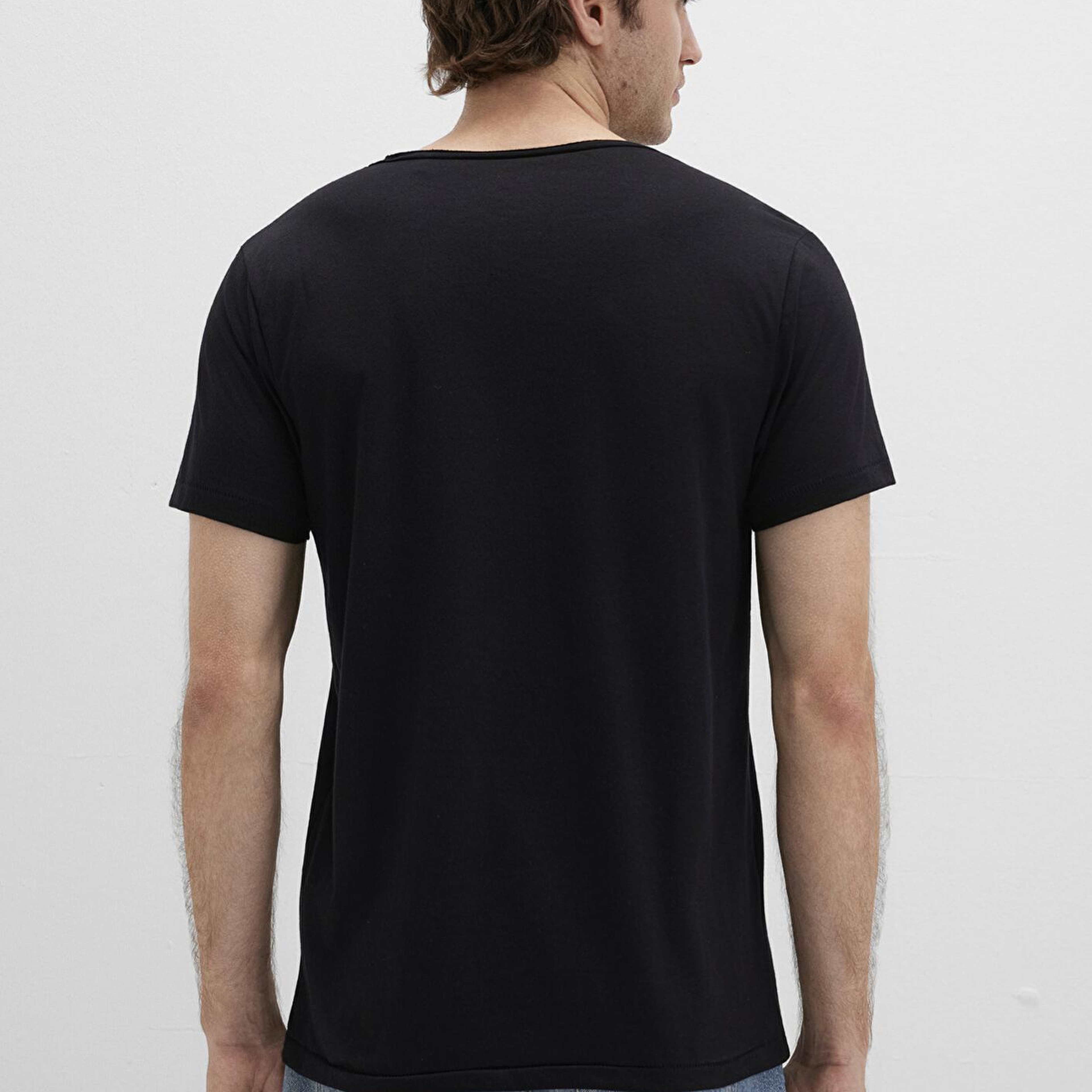 Mavi Yaka Detaylı Siyah Tişört Fitted / Vücuda Oturan Kesim 064019-20933