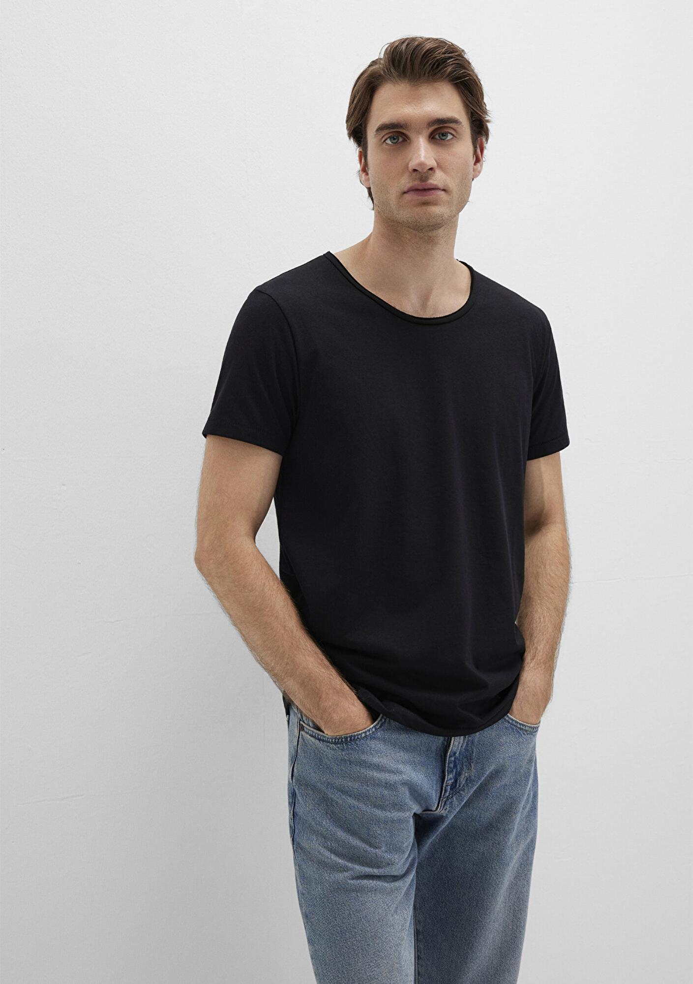 Mavi Yaka Detaylı Siyah Tişört Fitted / Vücuda Oturan Kesim 064019-20933