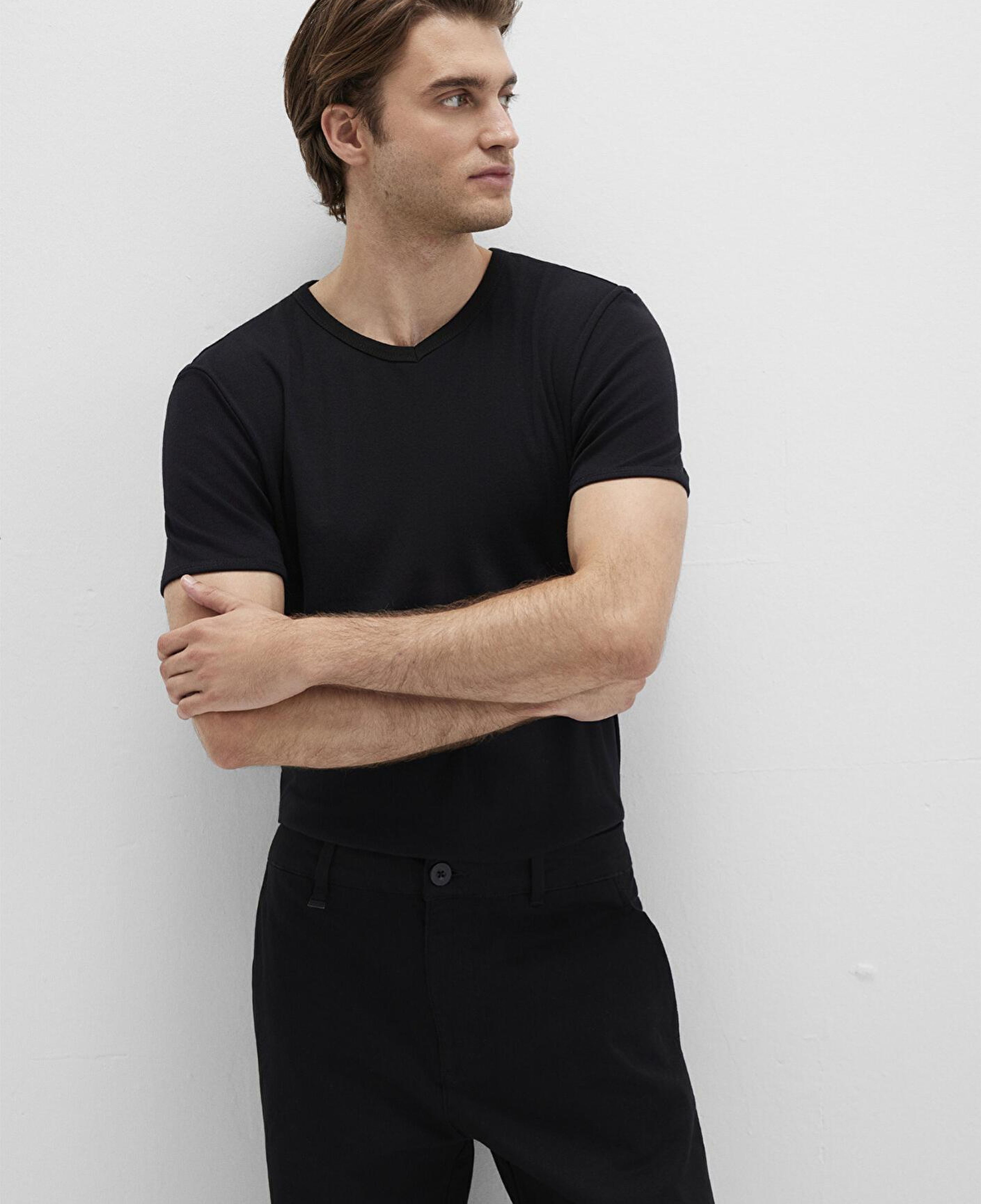 Mavi Ribana Detaylı V Yaka Siyah Tişört Fitted / Vücuda Oturan Kesim 063748-900