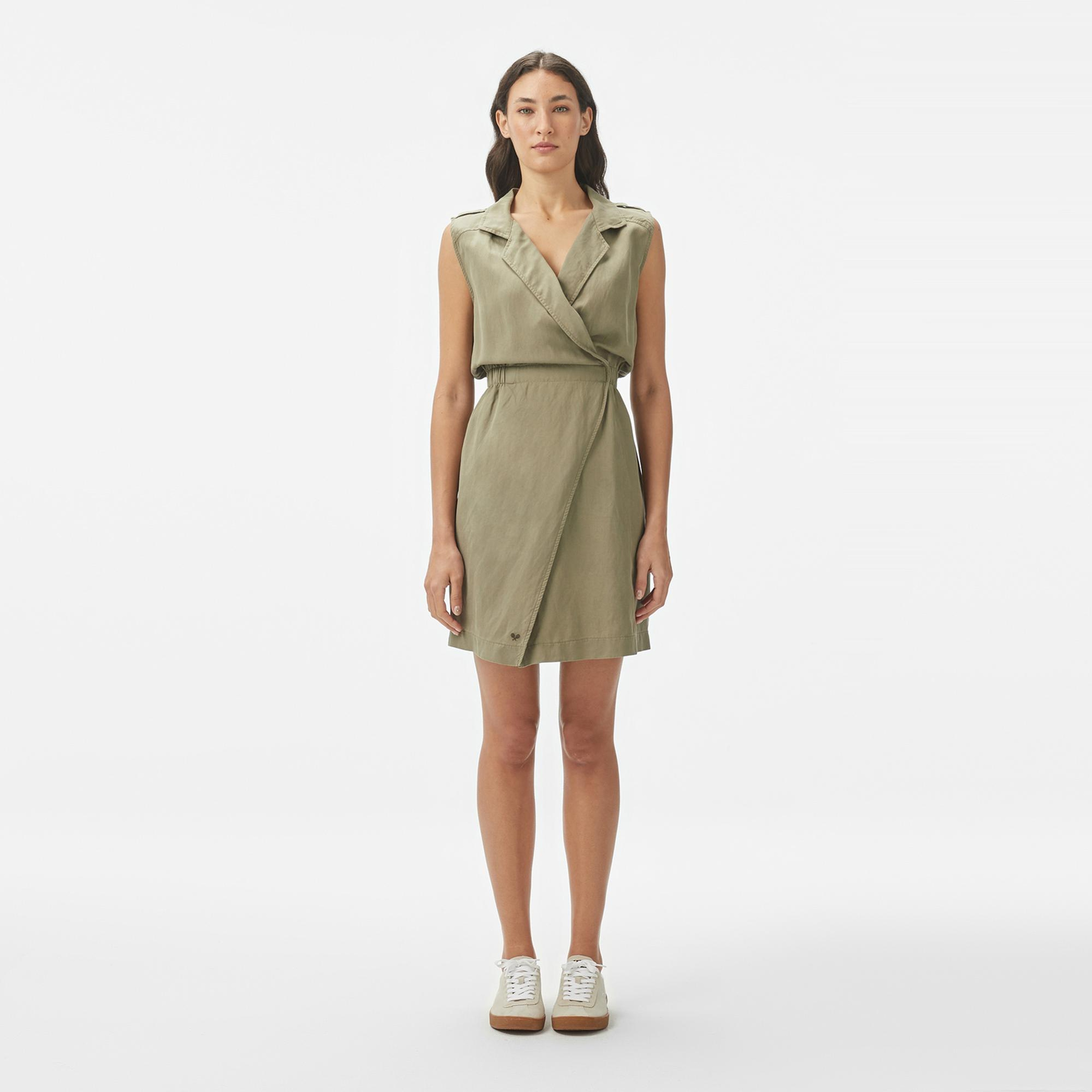 Lacoste Kadın Classic Fit Kolsuz Haki Elbise