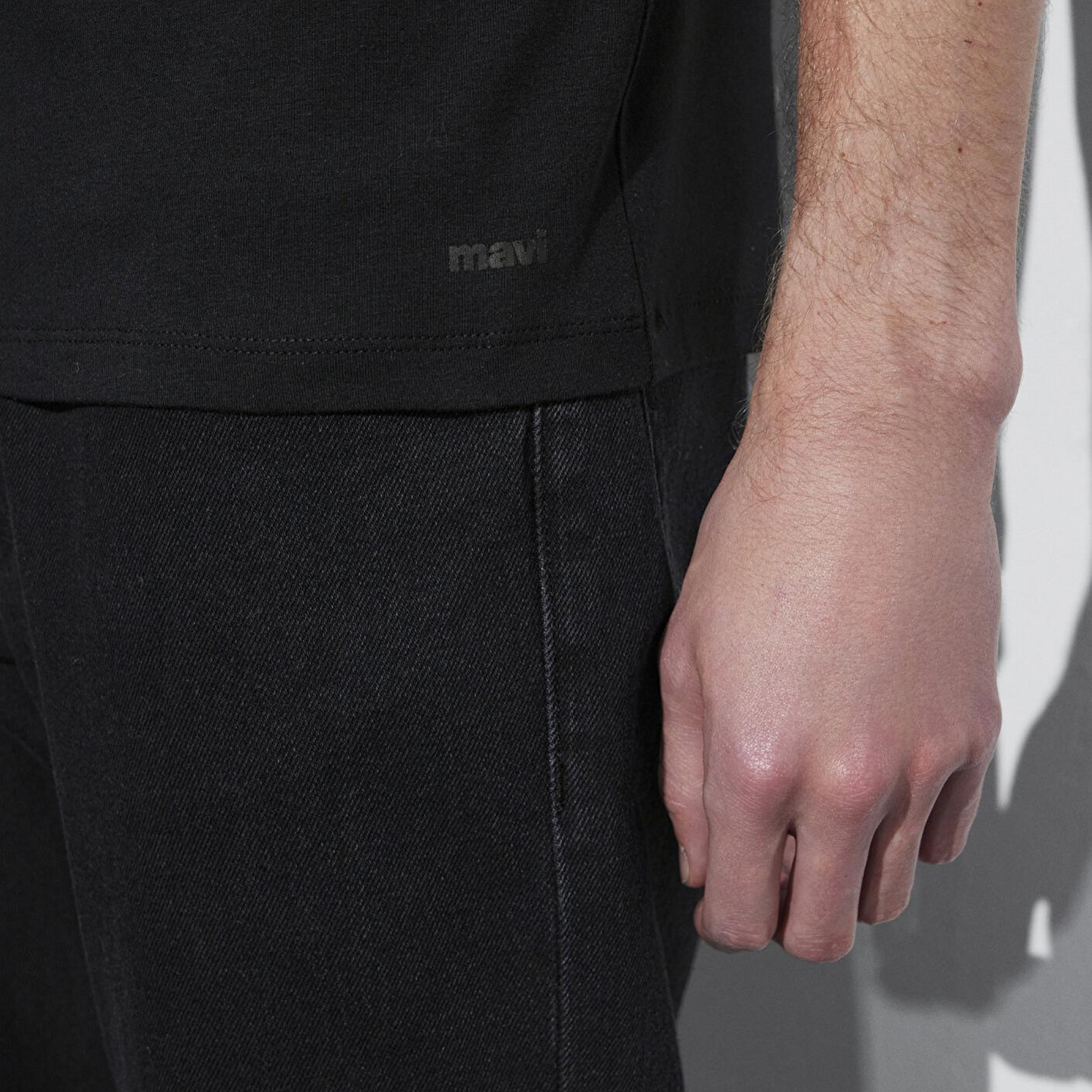 Mavi Stretch V Yaka Siyah Basic Tişört Fitted / Vücuda Oturan Kesim 061748-900