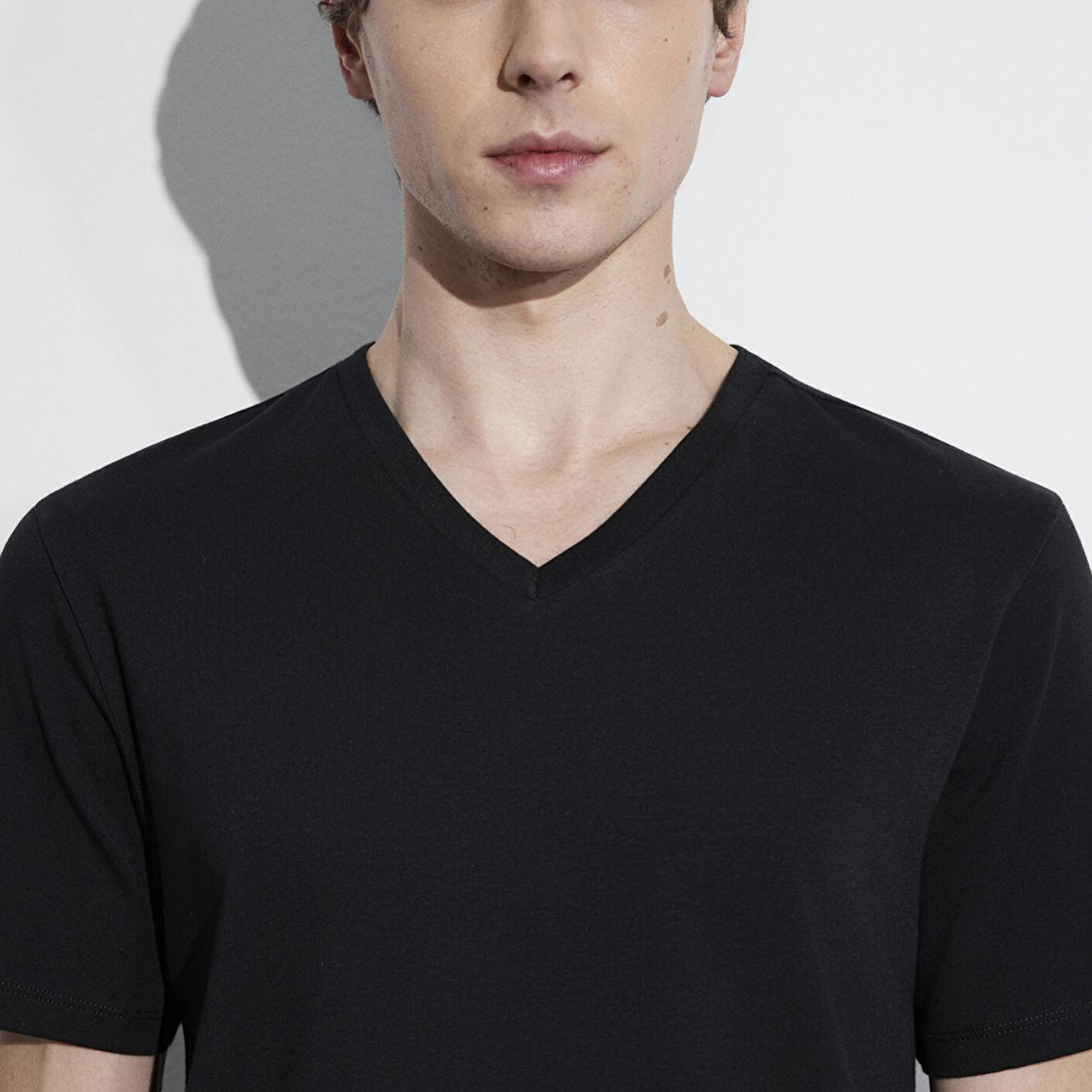 Mavi Stretch V Yaka Siyah Basic Tişört Fitted / Vücuda Oturan Kesim 061748-900