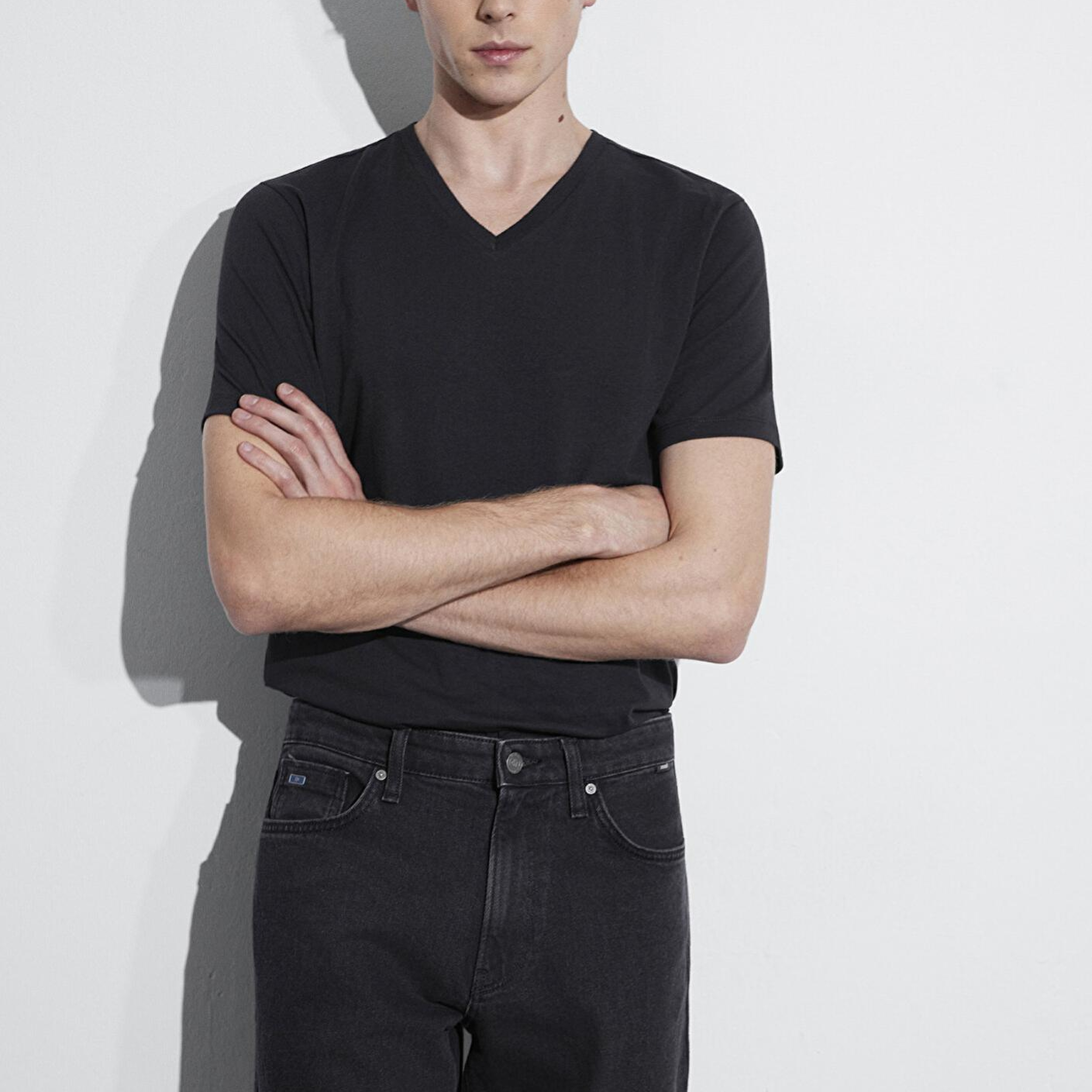 Mavi Stretch V Yaka Siyah Basic Tişört Fitted / Vücuda Oturan Kesim 061748-900