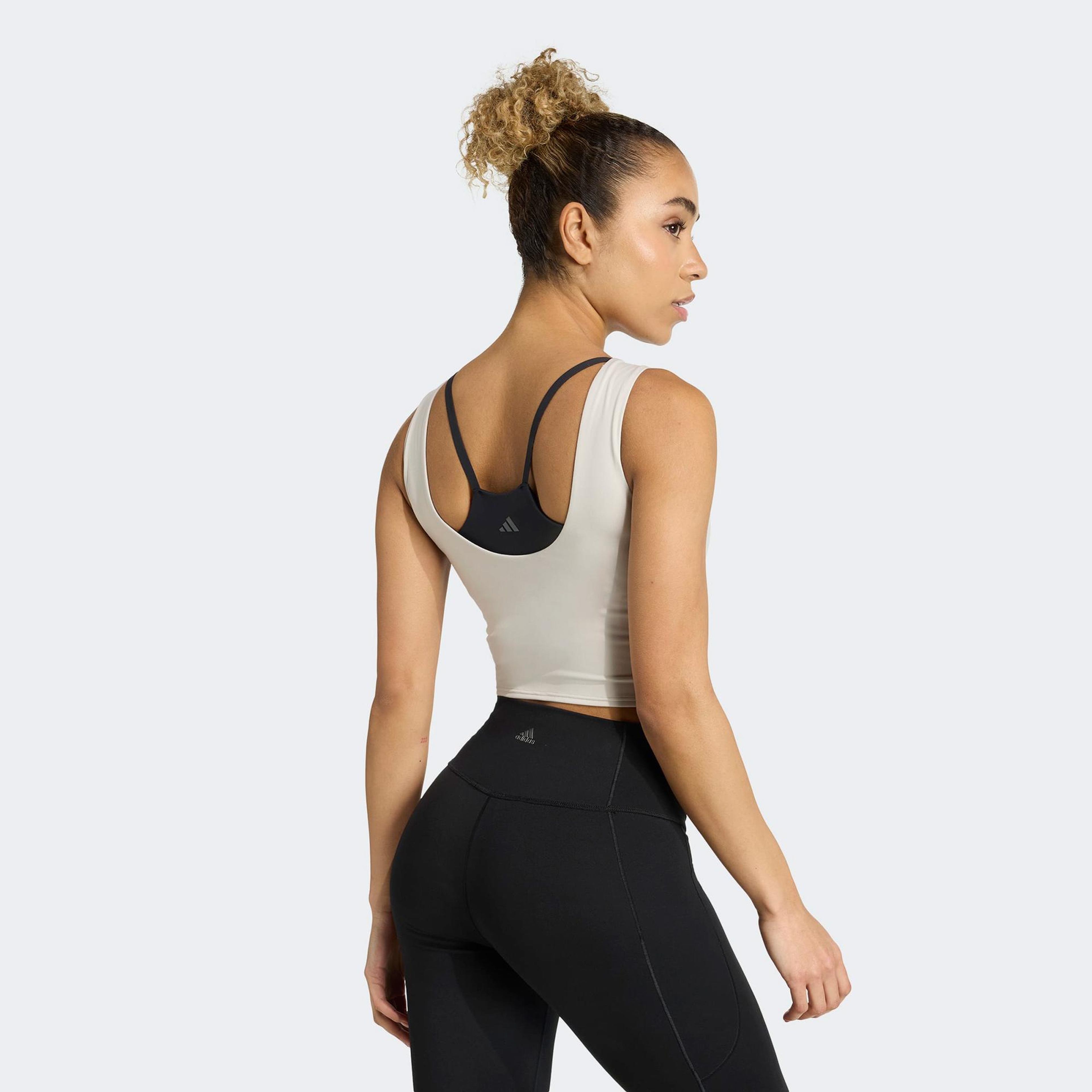adidas Yoga Motion Kadın Bej Crop T-Shirt